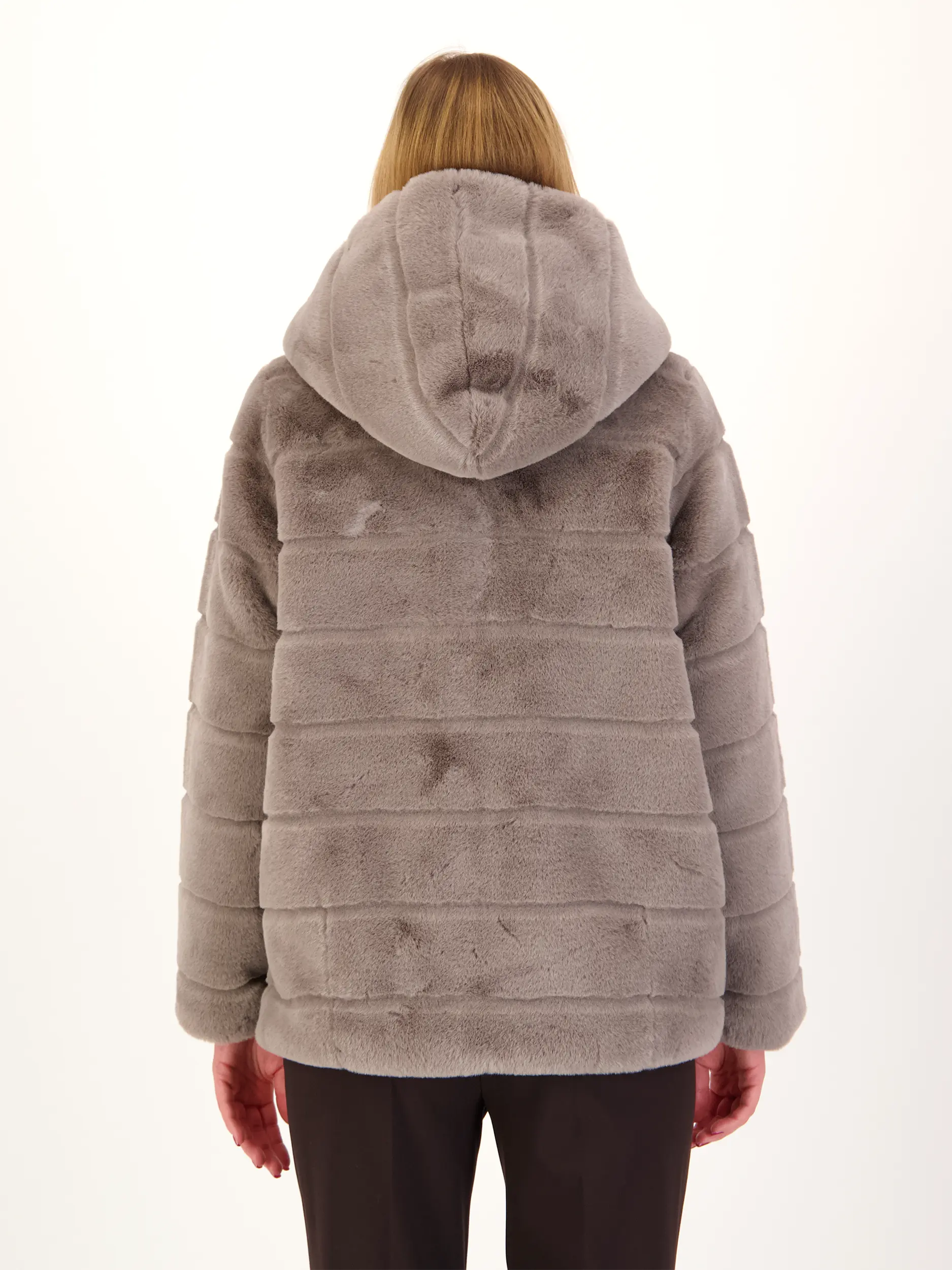 Jacke 'Goldy' - Artikel Rückseite getragen von einem Modell - Farbe: Grau