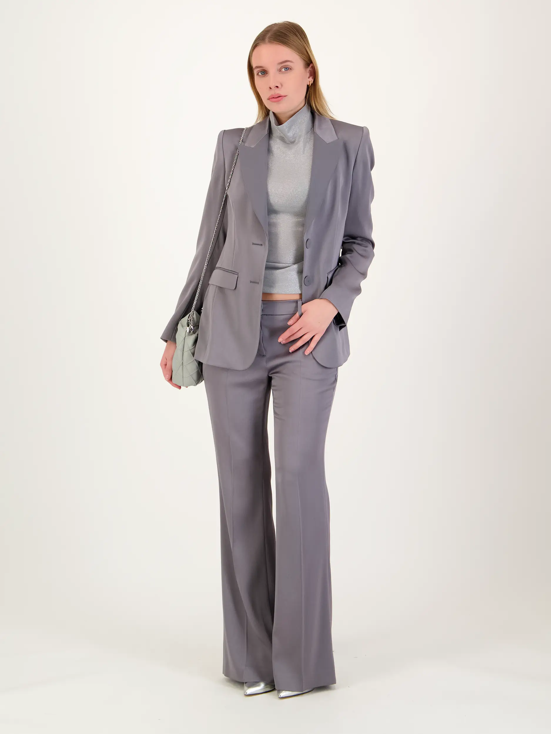 Langarmshirt - Artikel Teil eines Outfits getragen von einem Modell - Farbe: Grau