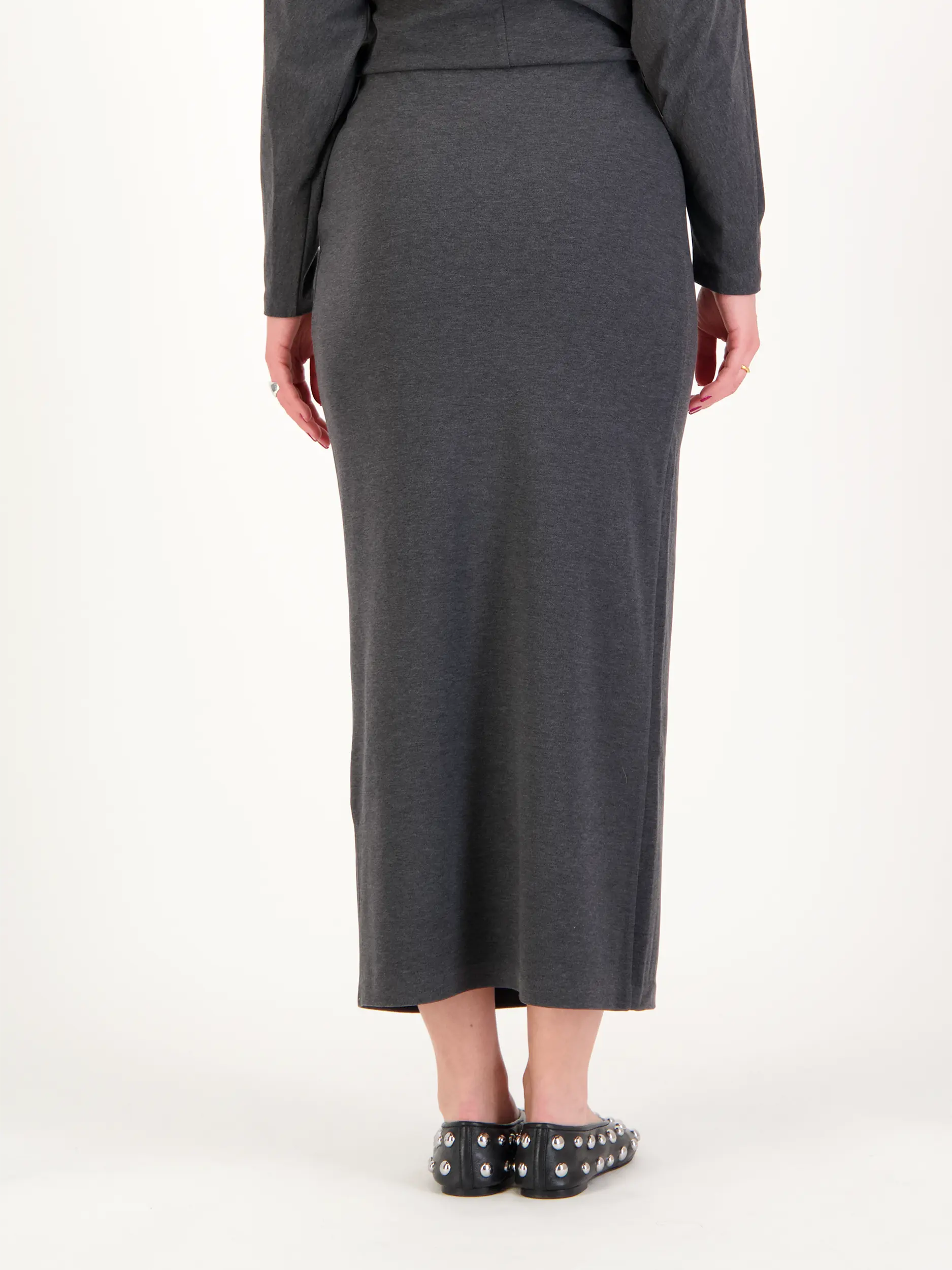 Maxirock 'Vonica'  - Artikel Rückseite getragen von einem Modell - Farbe: Grau