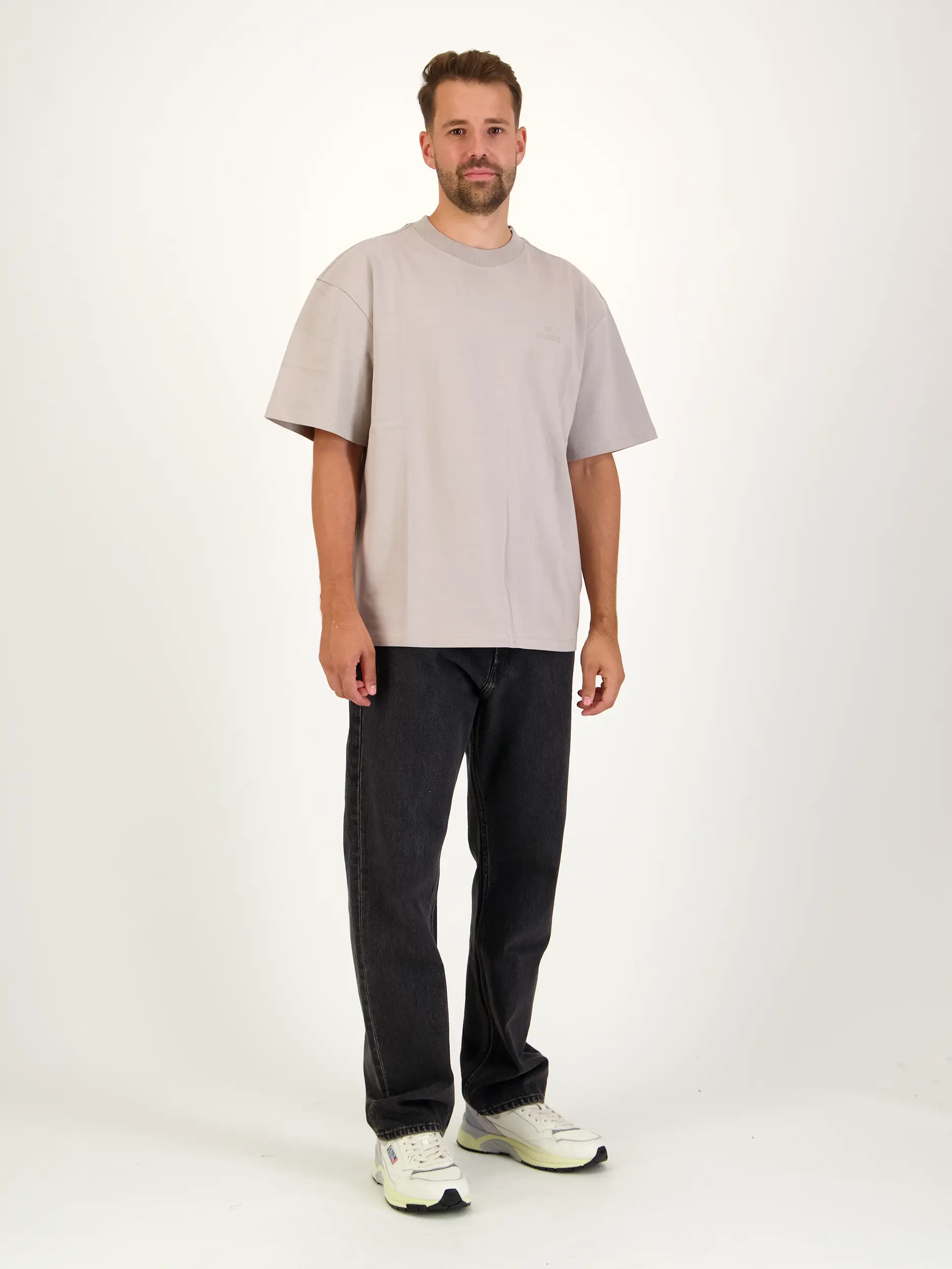 T-Shirt 'Reg' - Artikel Teil eines Outfits getragen von einem Modell - Farbe: Beige