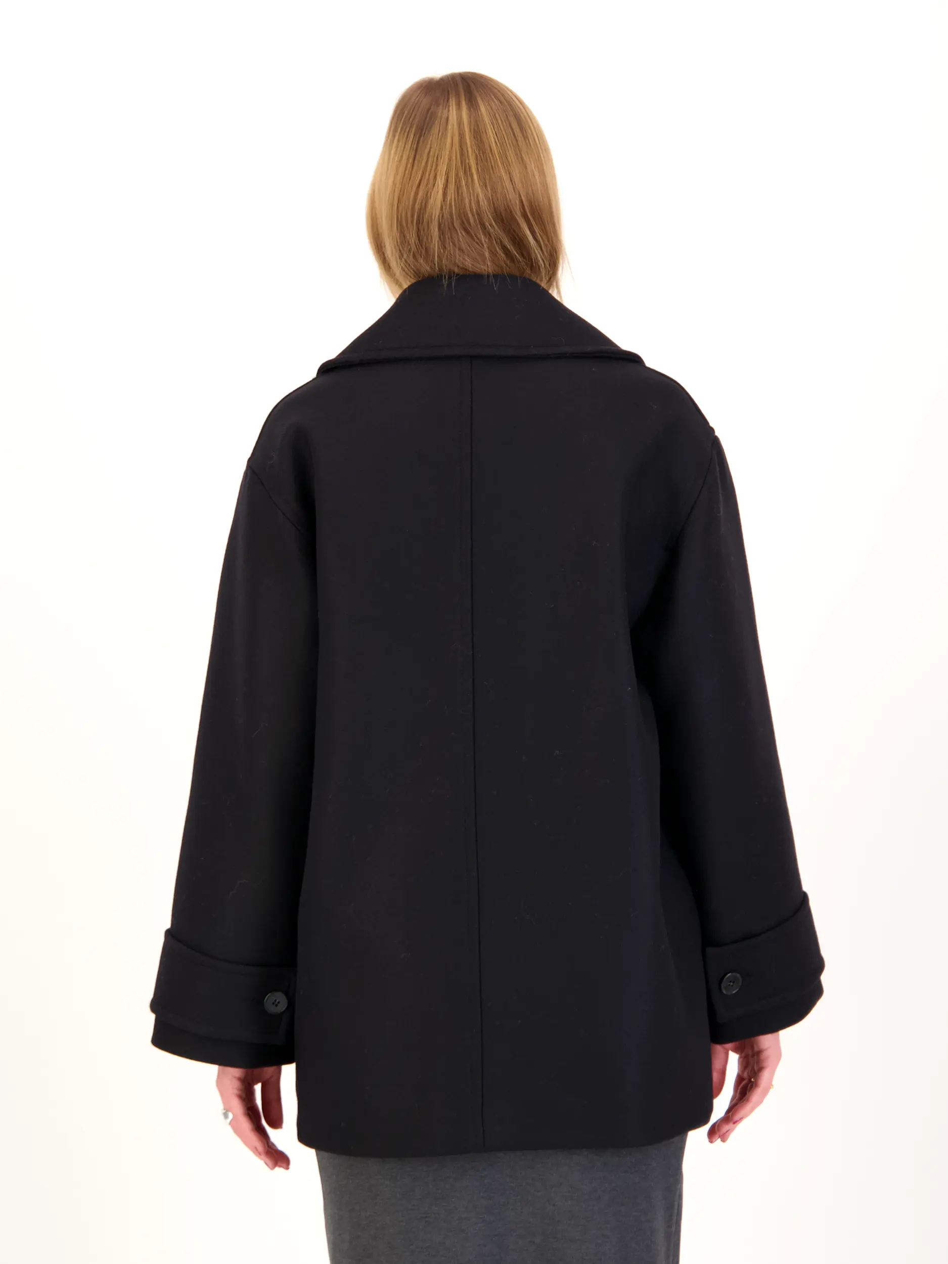 Cabanjacke aus Wolle - Artikel Rückseite getragen von einem Modell - Farbe: Schwarz