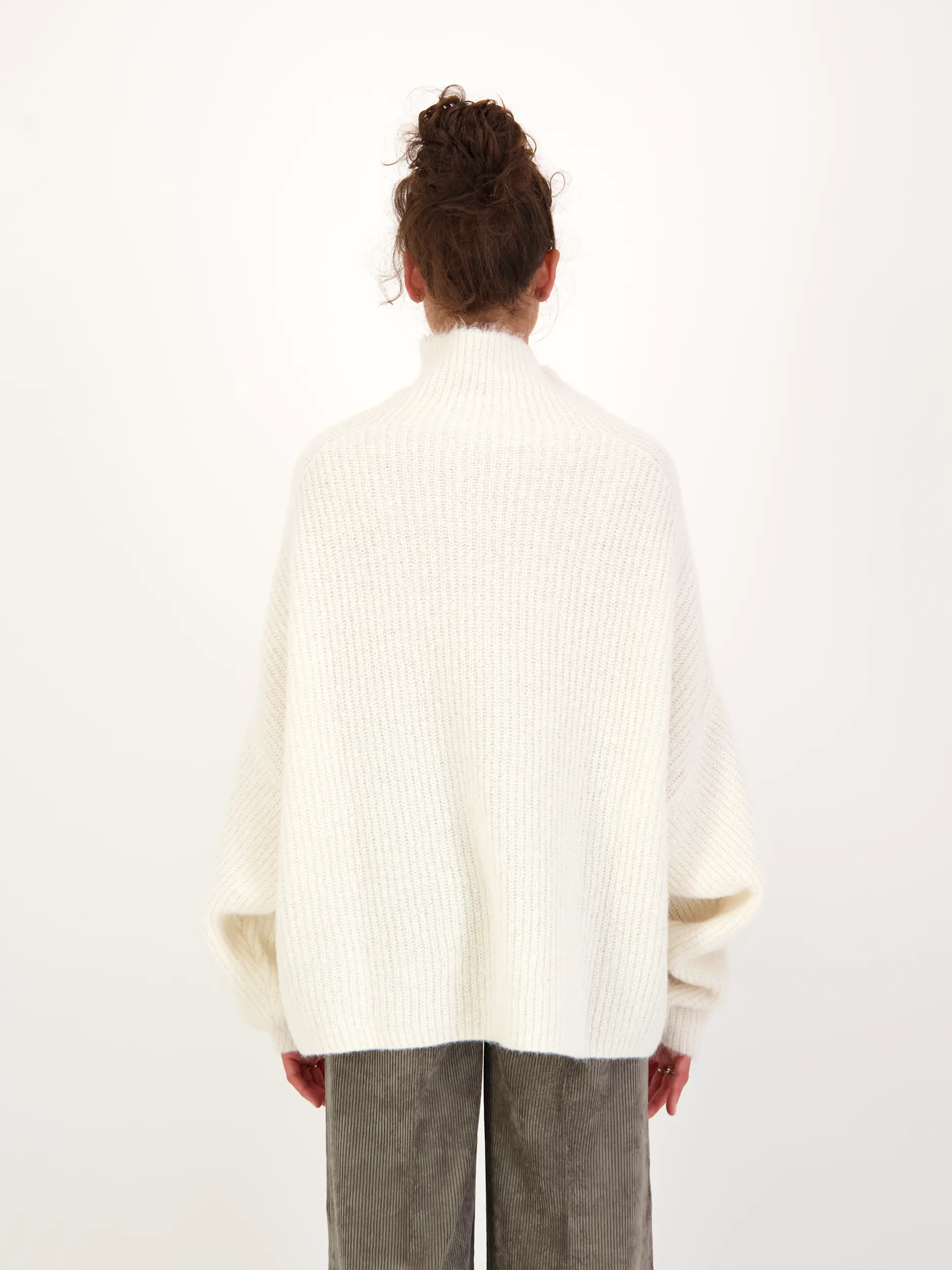Gerippter Pullover 'Mara' langarm - Artikel Rückseite getragen von einem Modell - Farbe: Creme