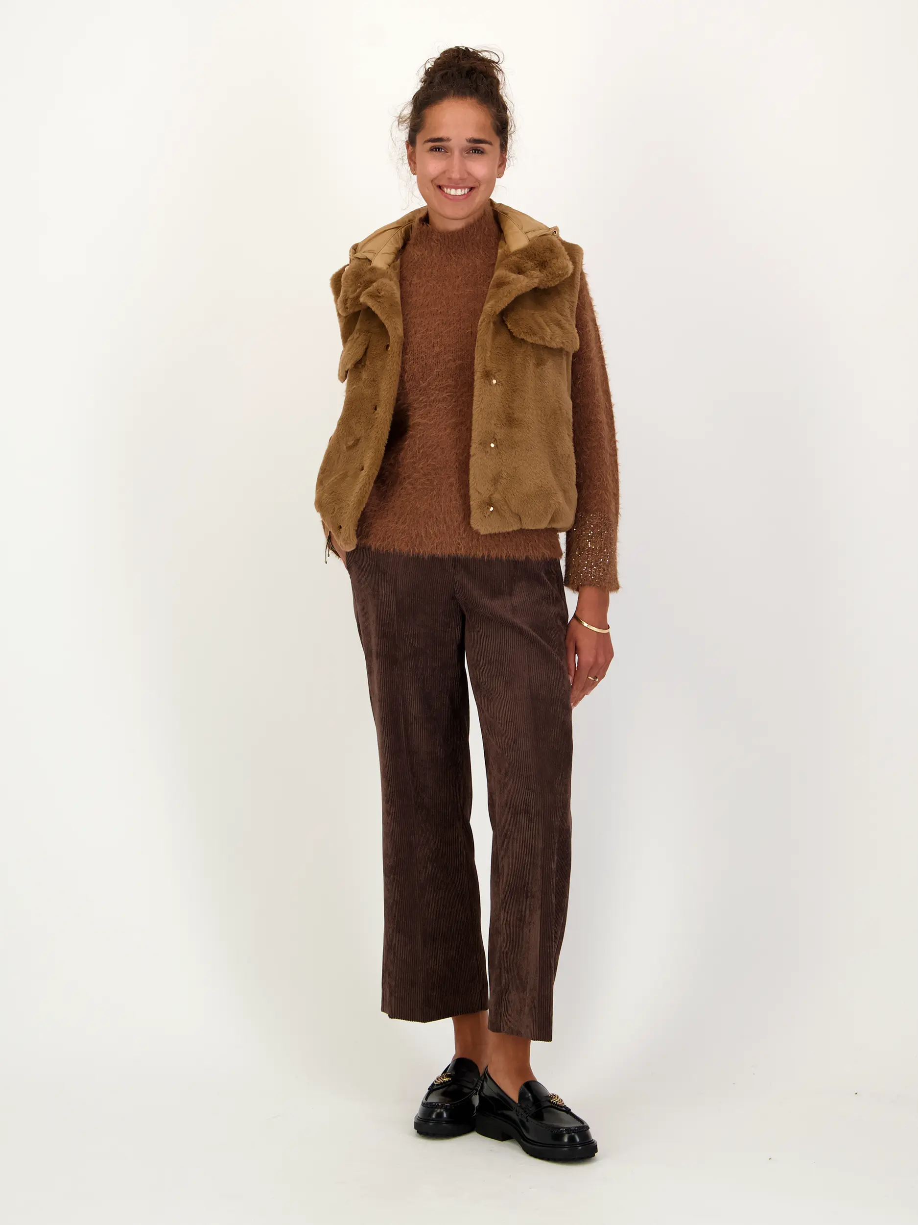 Pullover aus Wolle langarm - Artikel Teil eines Outfits getragen von einem Modell - Farbe: Braun