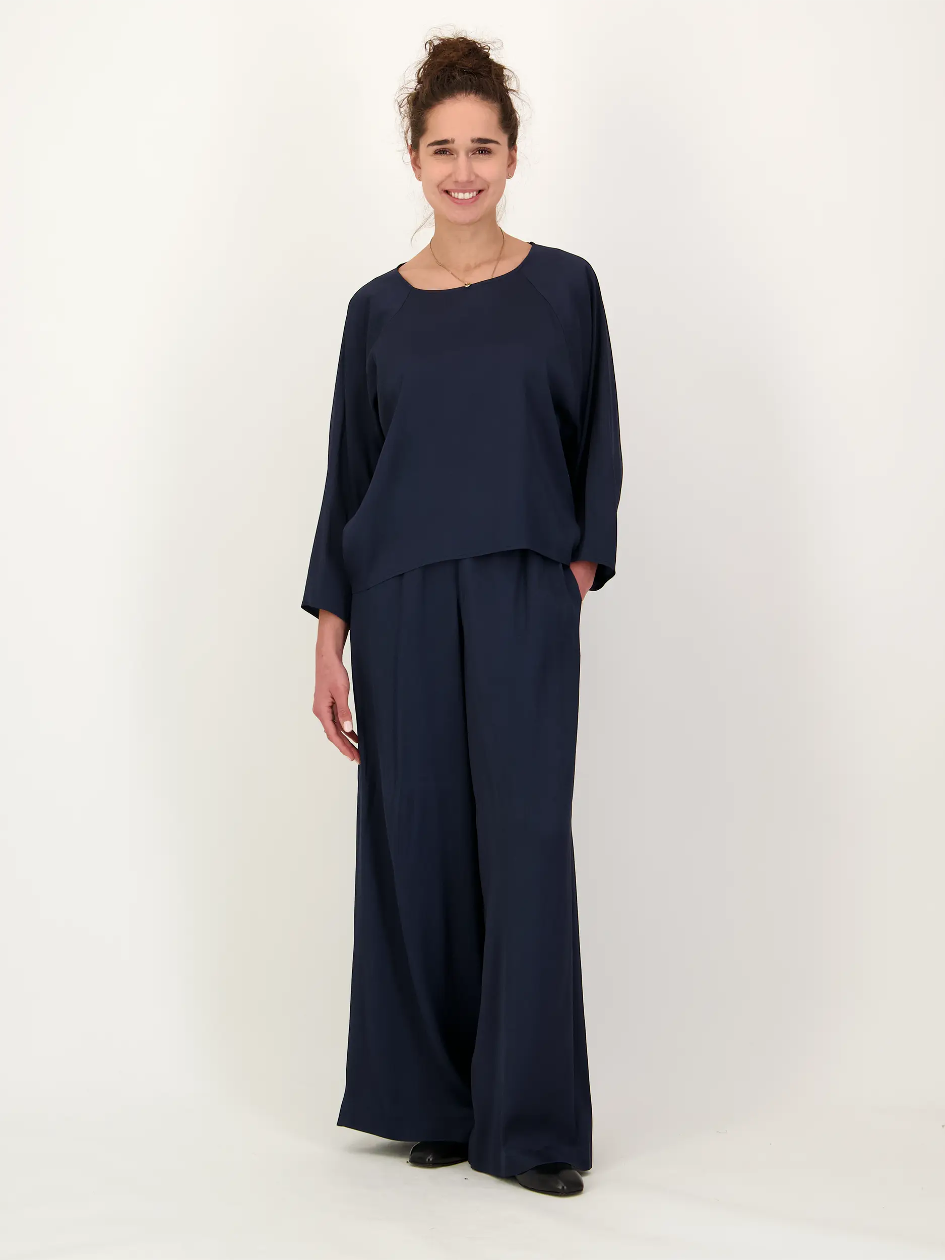 Satinhose 'Tweezer' - Artikel Teil eines Outfits getragen von einem Modell - Farbe: Blau