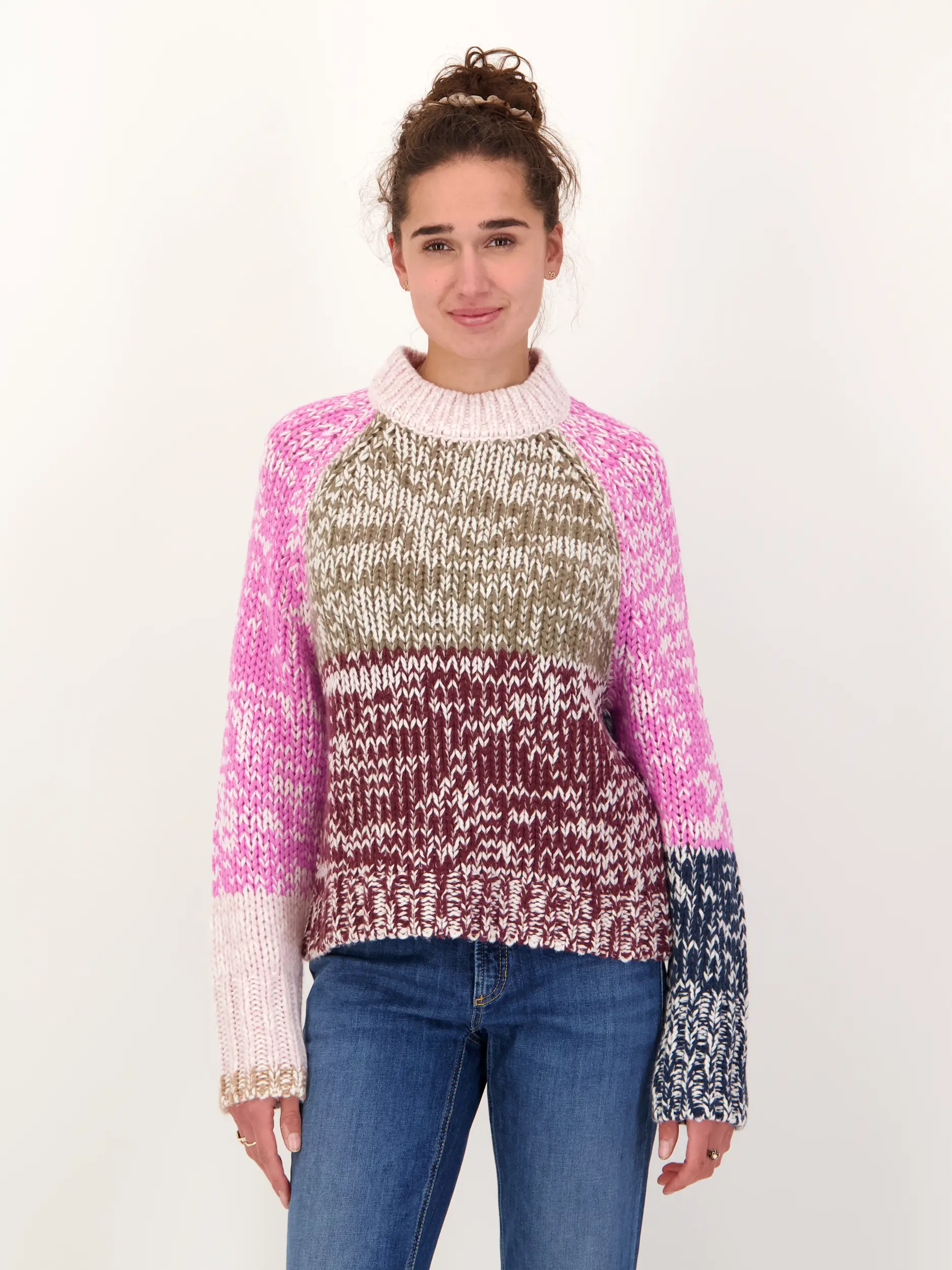 Gemusterter Pullover 'Ace' aus Wolle langarm - Artikel Vorderseite getragen von einem Modell - Farbe: Rot