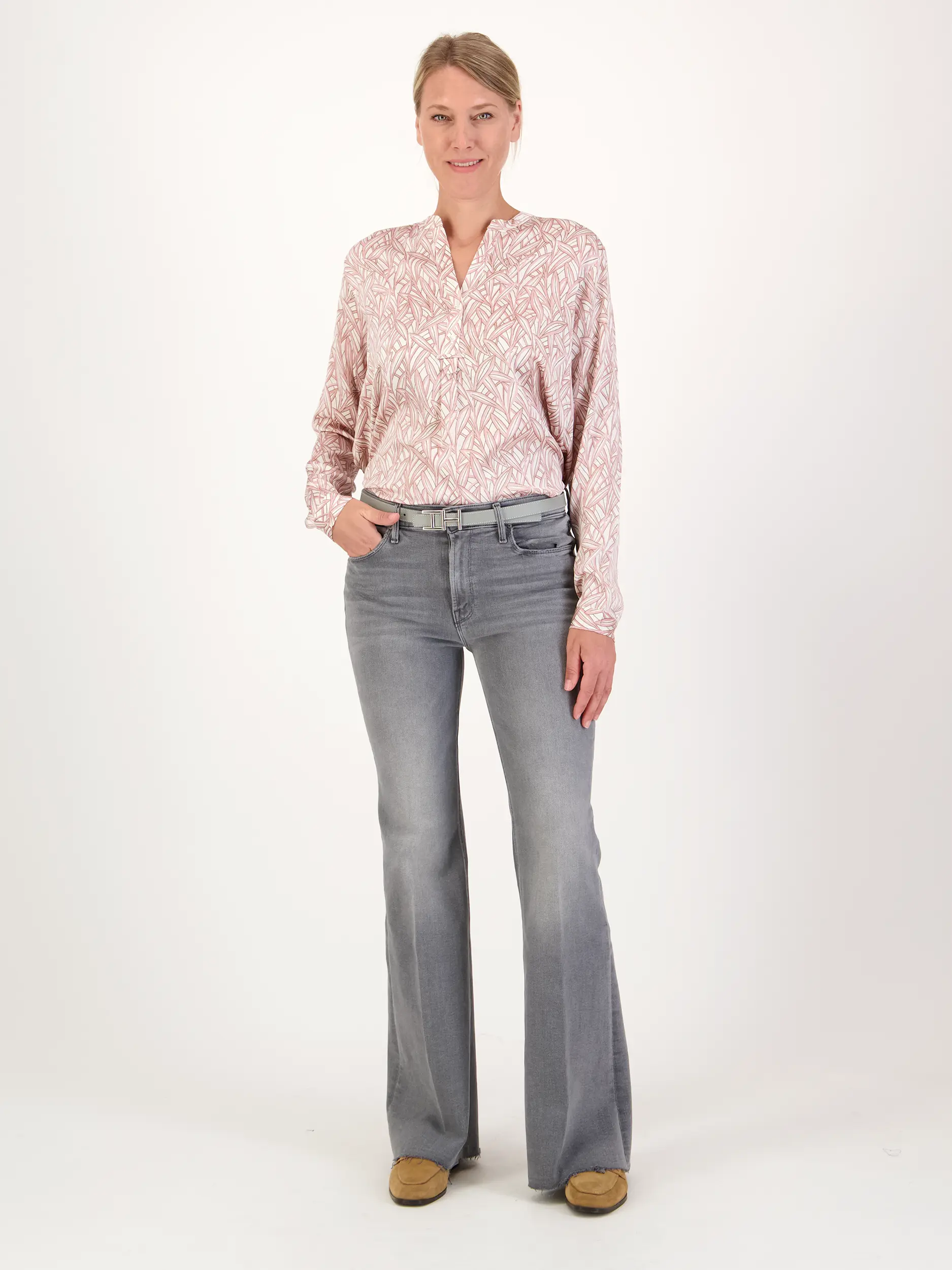 Mid Rise Flared Leg Jeans 'The Doozy Sneak' - Artikel Teil eines Outfits getragen von einem Modell - Farbe: Grau