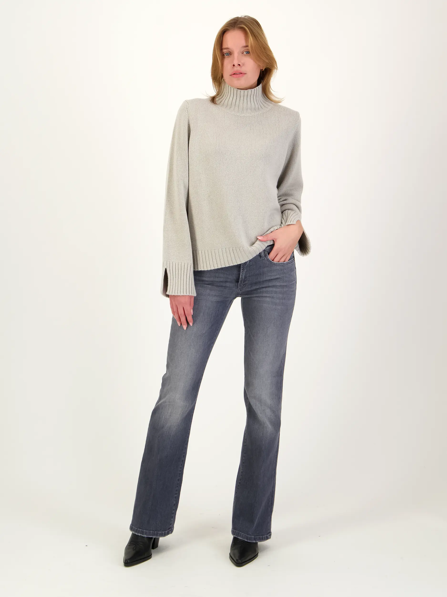 Pullover aus Kaschmir langarm - Artikel Teil eines Outfits getragen von einem Modell - Farbe: Grau