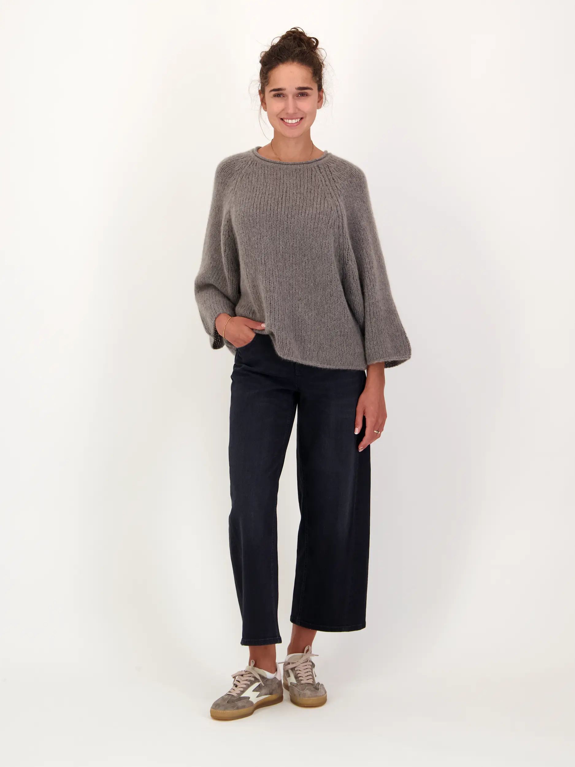 Pullover - Artikel Teil eines Outfits getragen von einem Modell - Farbe: Braun