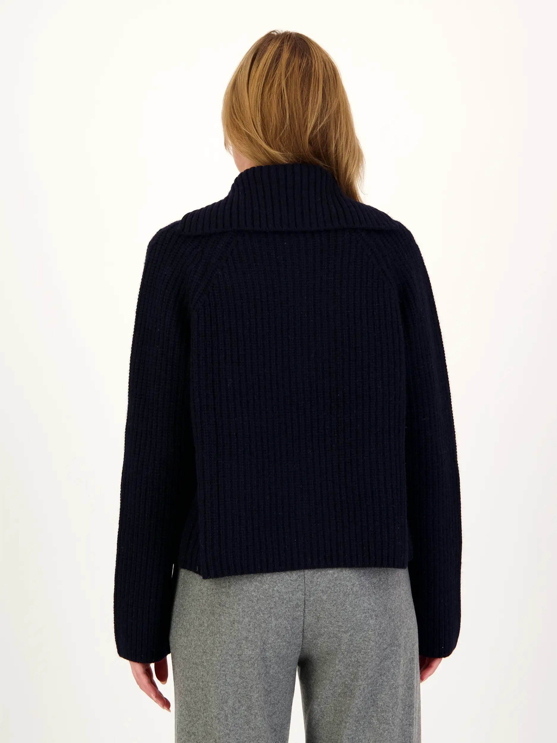 Strickjacke aus Wolle - Artikel Rückseite getragen von einem Modell - Farbe: Blau