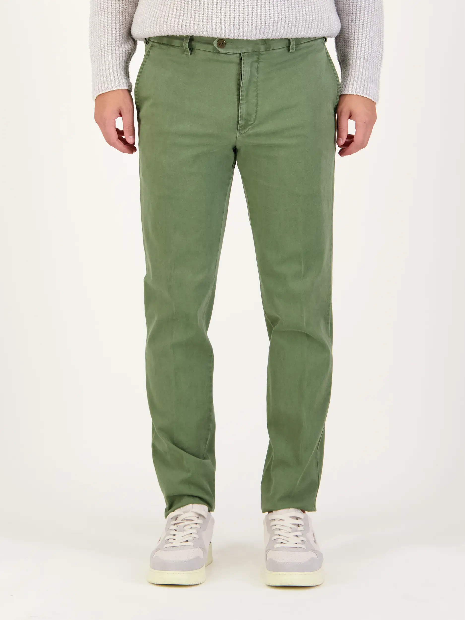 Chinohose 'Lupus' - Artikel Vorderseite getragen von einem Modell - Farbe: Grün
