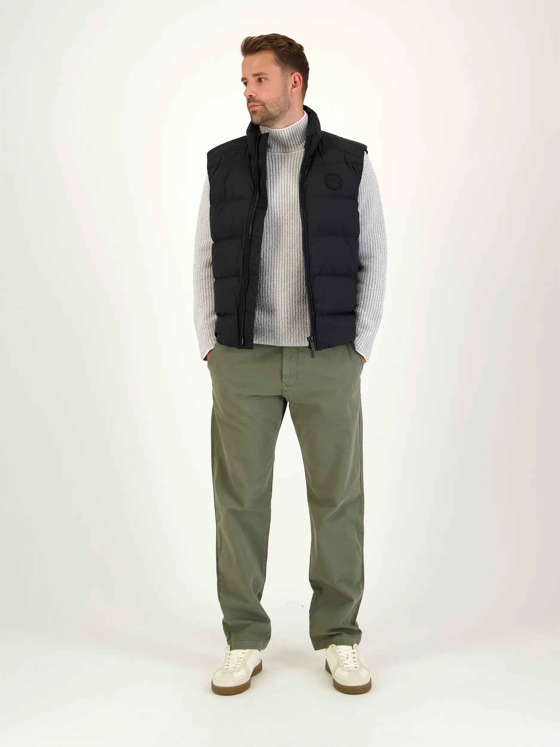 Pullover aus Wolle langarm - Artikel Teil eines Outfits getragen von einem Modell - Farbe: Grau