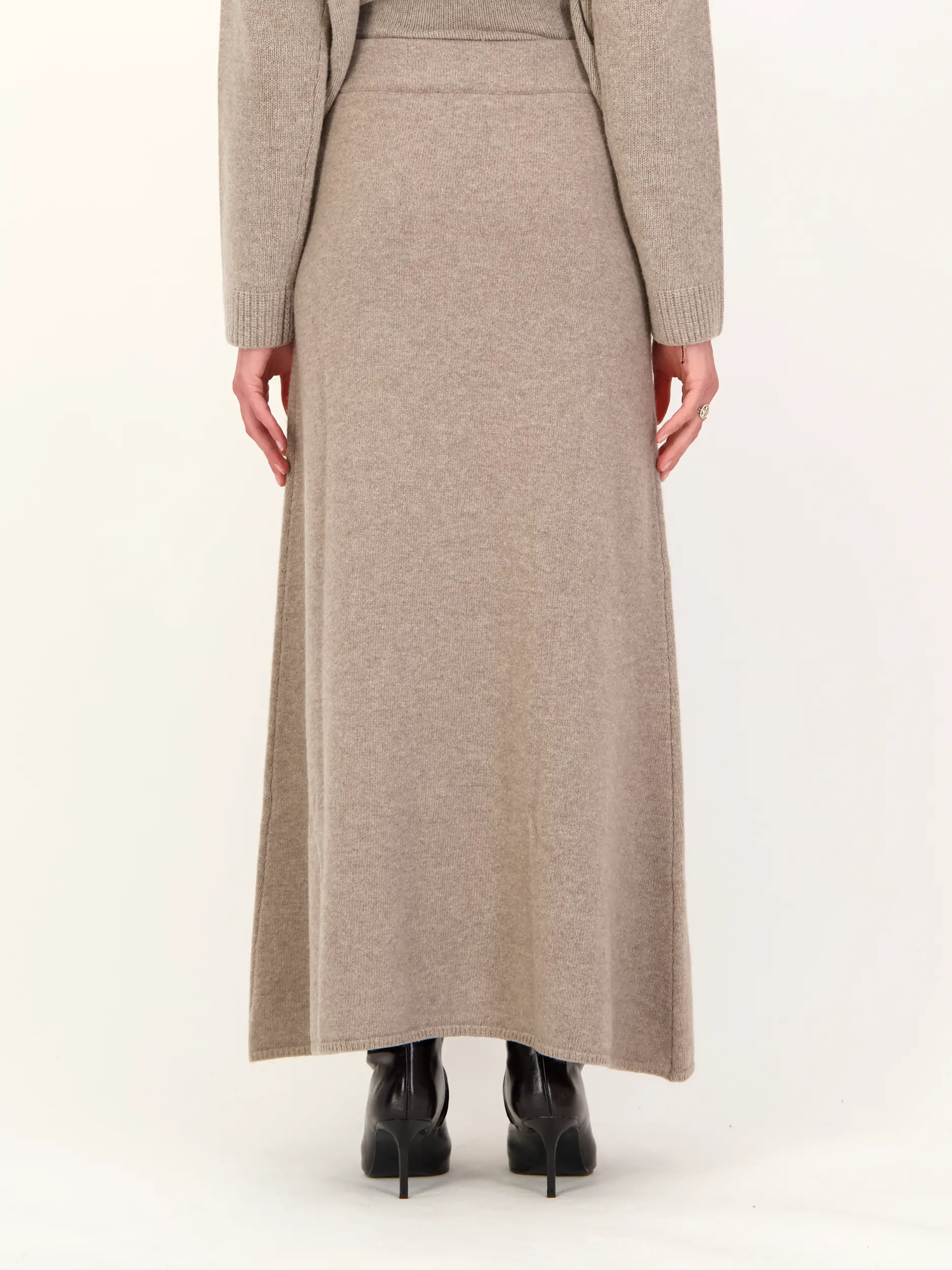 Maxi Strickrock PW 'Cosima' aus Kaschmir-Mix - Artikel Rückseite getragen von einem Modell - Farbe: Braun