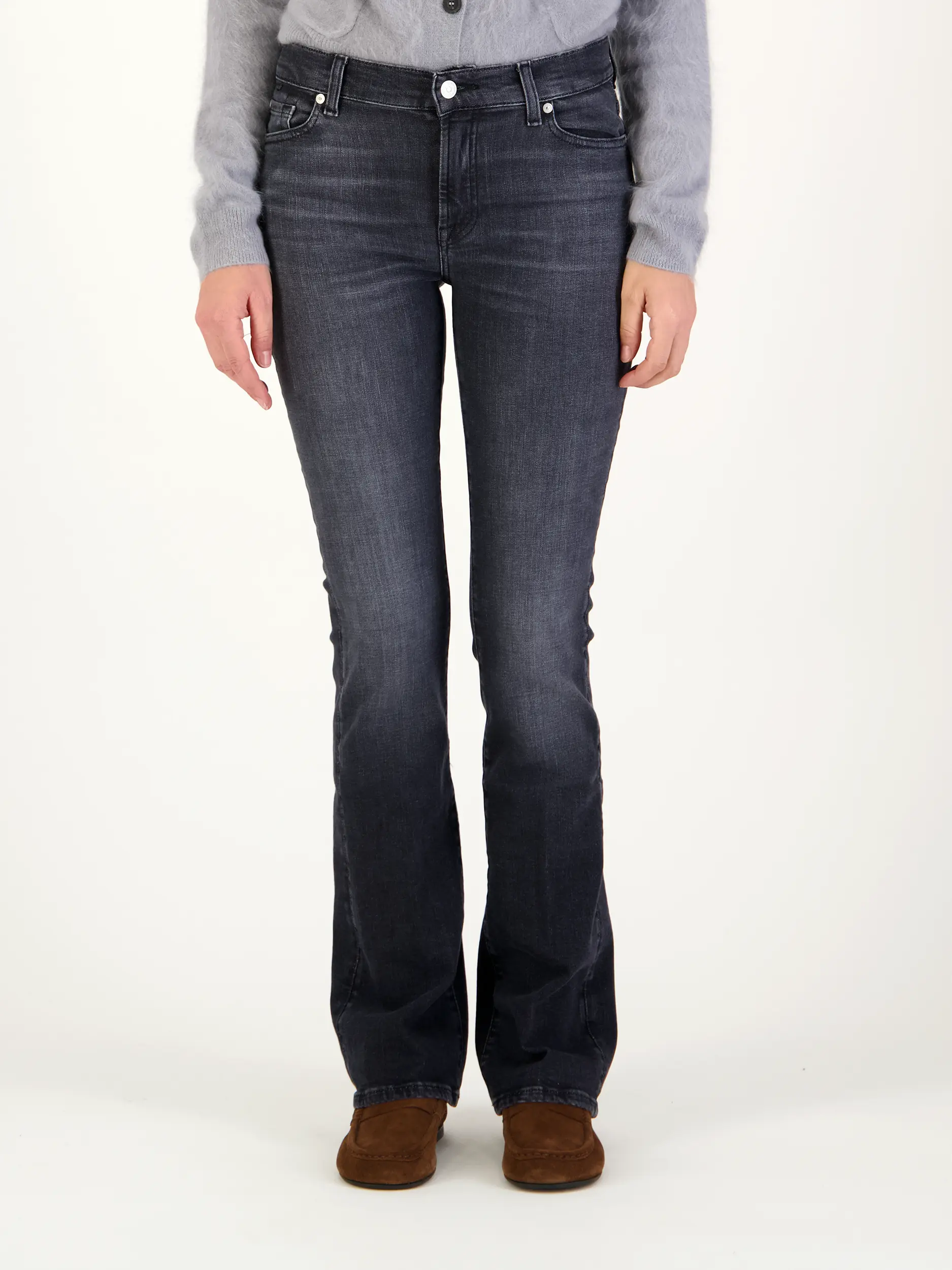 Mid Rise Bootcut Jeans - Artikel Vorderseite getragen von einem Modell - Farbe: Grau