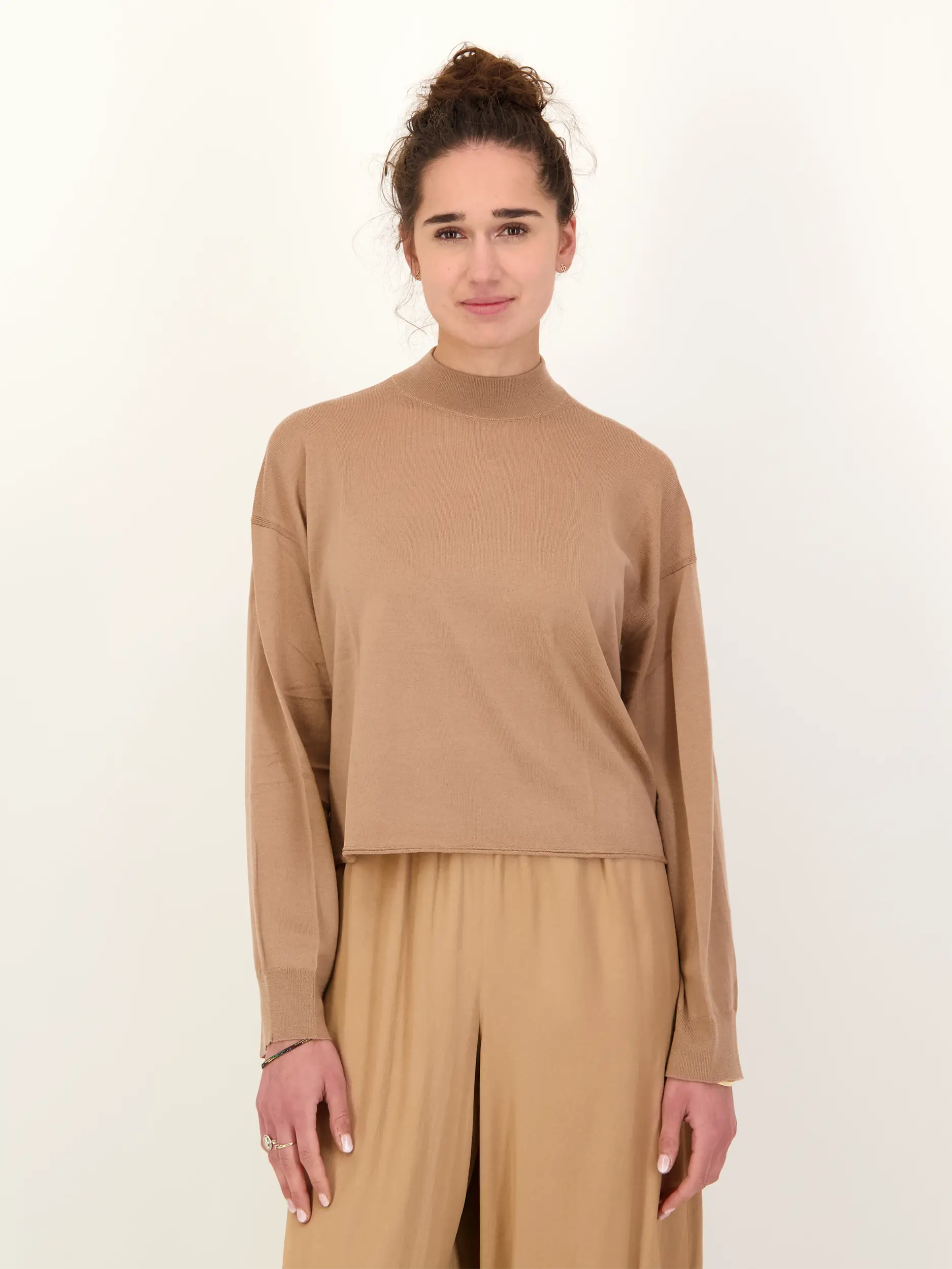 Pullover 'Mathisa' langarm - Artikel Vorderseite getragen von einem Modell - Farbe: Beige