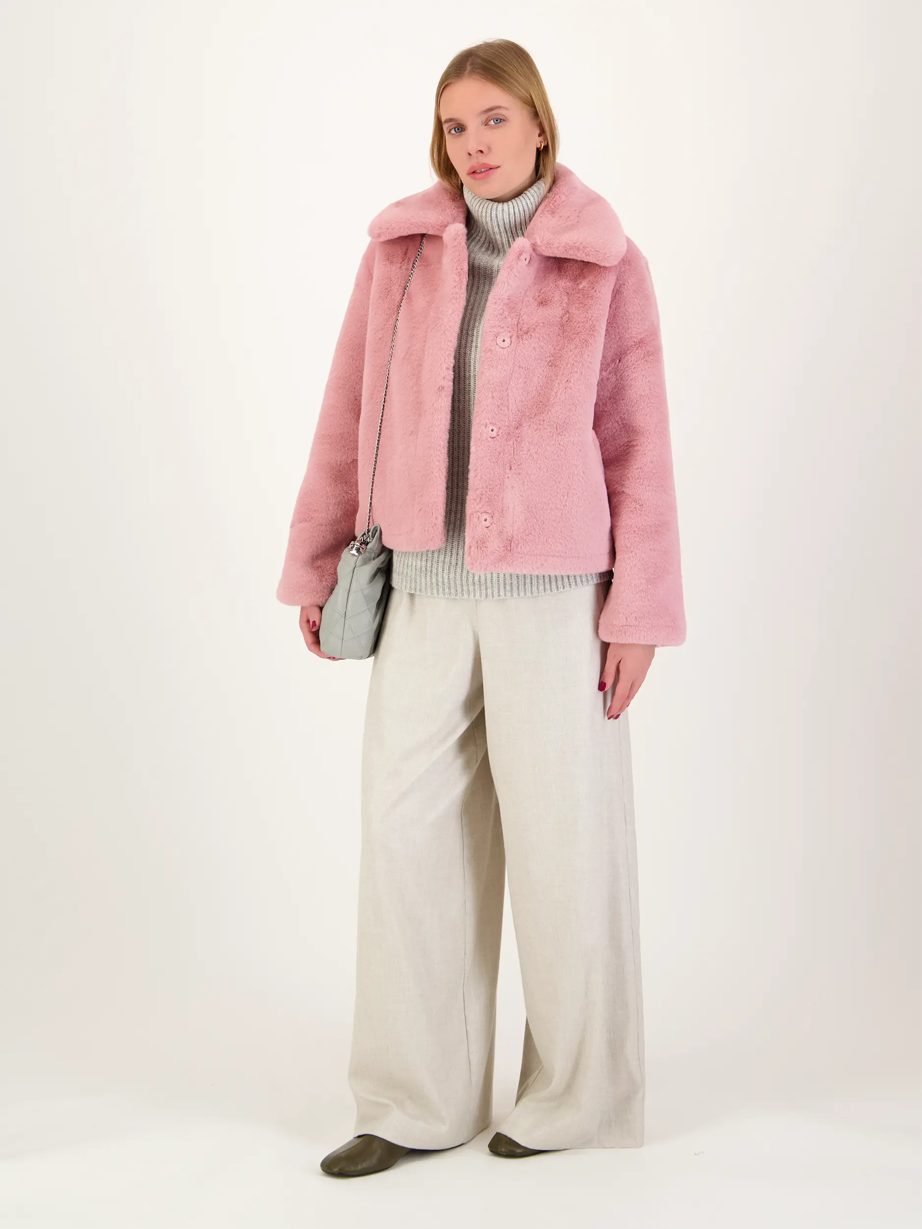 Jacke 'Eliscoat' - Artikel Teil eines Outfits getragen von einem Modell - Farbe: Rosa&Pink