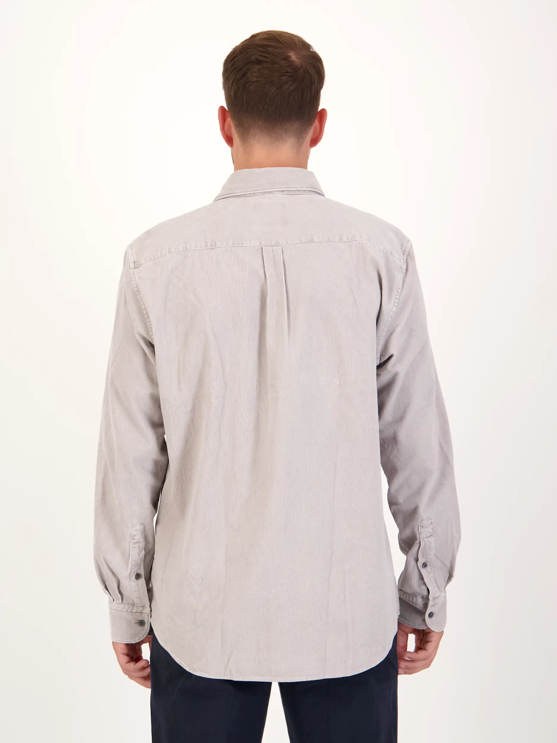 Cordhemd mit Haifischkragen langarm - Artikel Rückseite getragen von einem Modell - Farbe: Grau