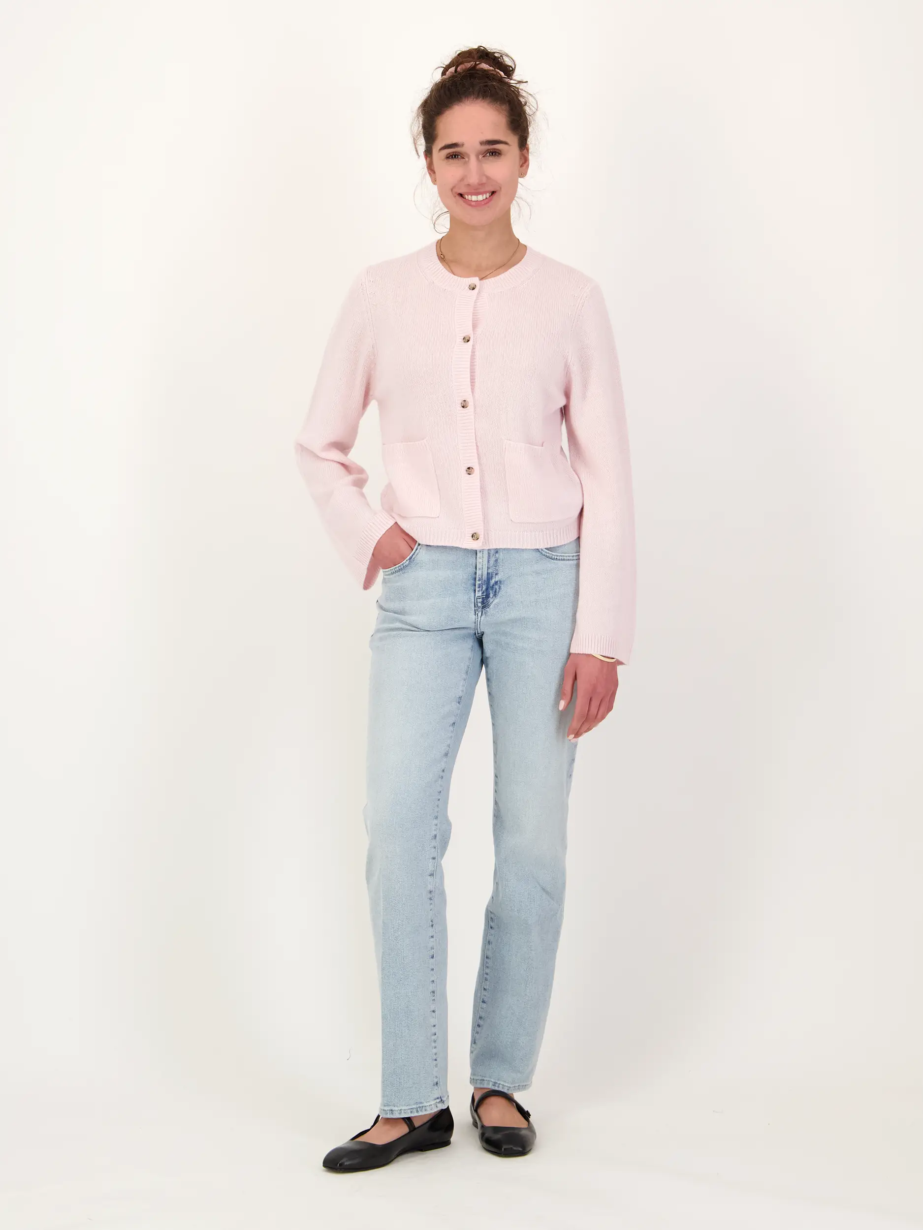 Mid Rise Straight Leg Jeans 'Calie Straight Frozen' - Artikel Teil eines Outfits getragen von einem Modell - Farbe: Blau