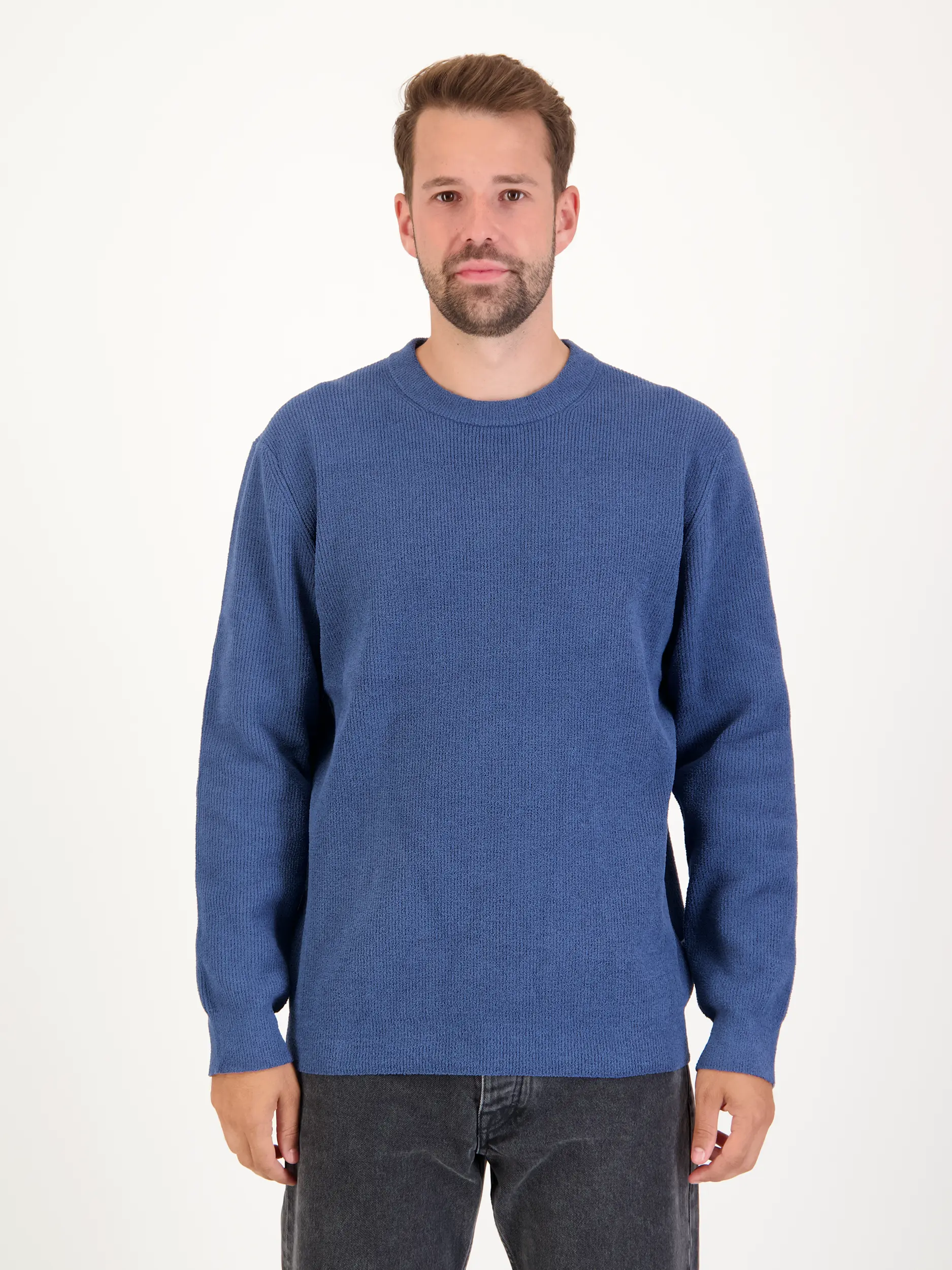 Pullover 'Danny' - Artikel Vorderseite getragen von einem Modell - Farbe: Blau