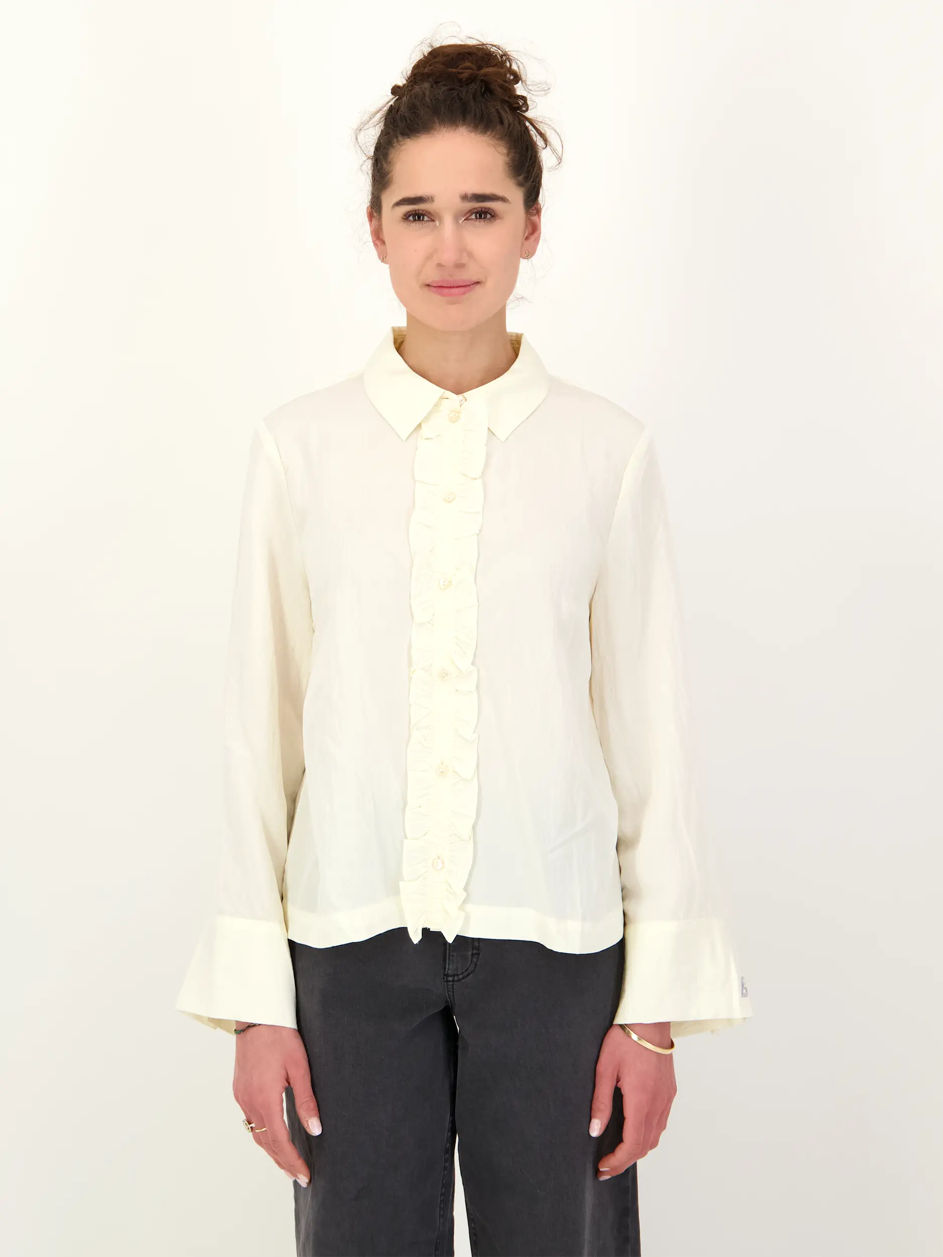 Bluse langarm - Artikel Vorderseite getragen von einem Modell - Farbe: Creme