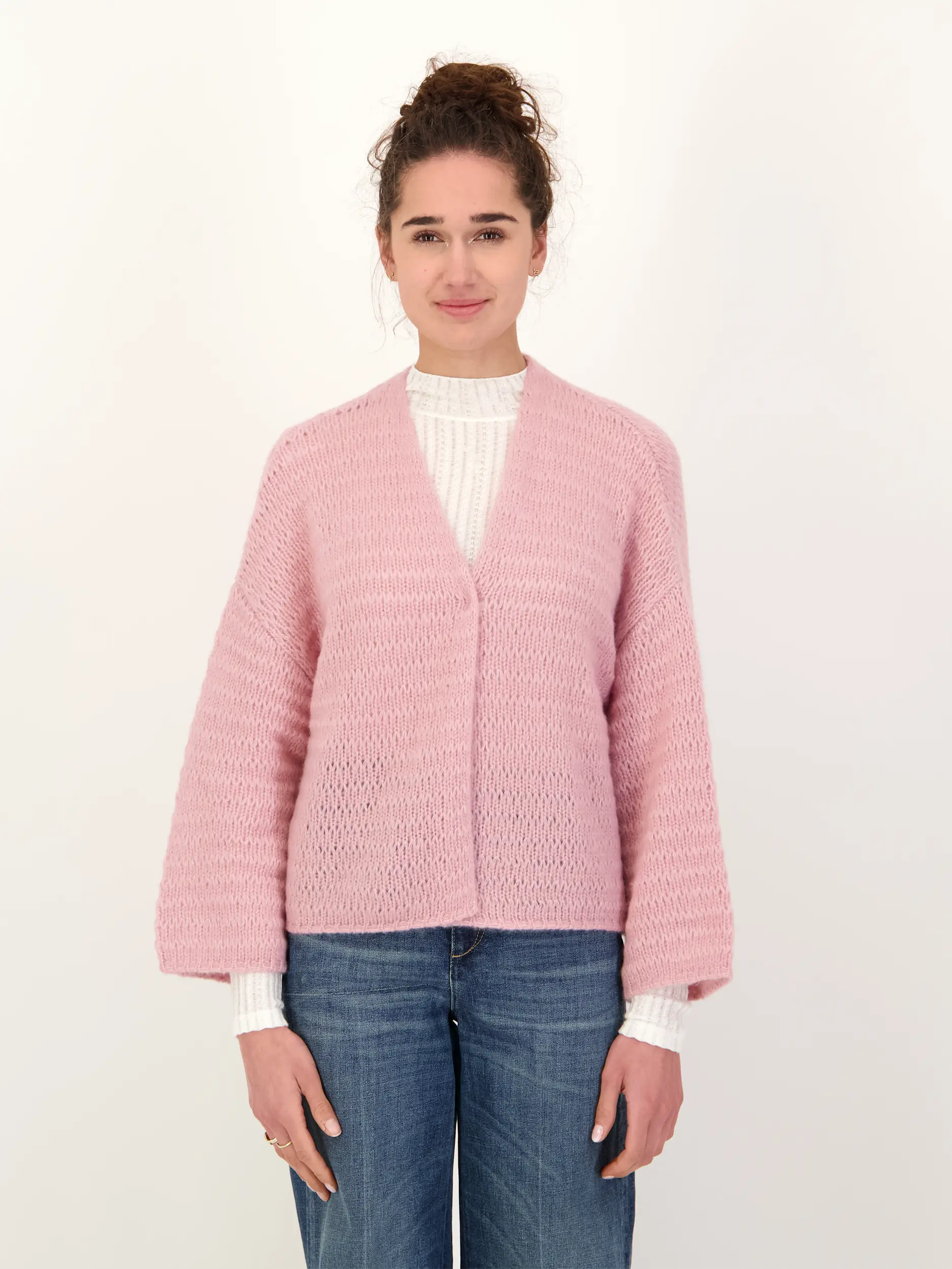 Strickjacke 'Tsuge' aus Kaschmir Seide Mix - Artikel Vorderseite getragen von einem Modell - Farbe: Rosa&Pink