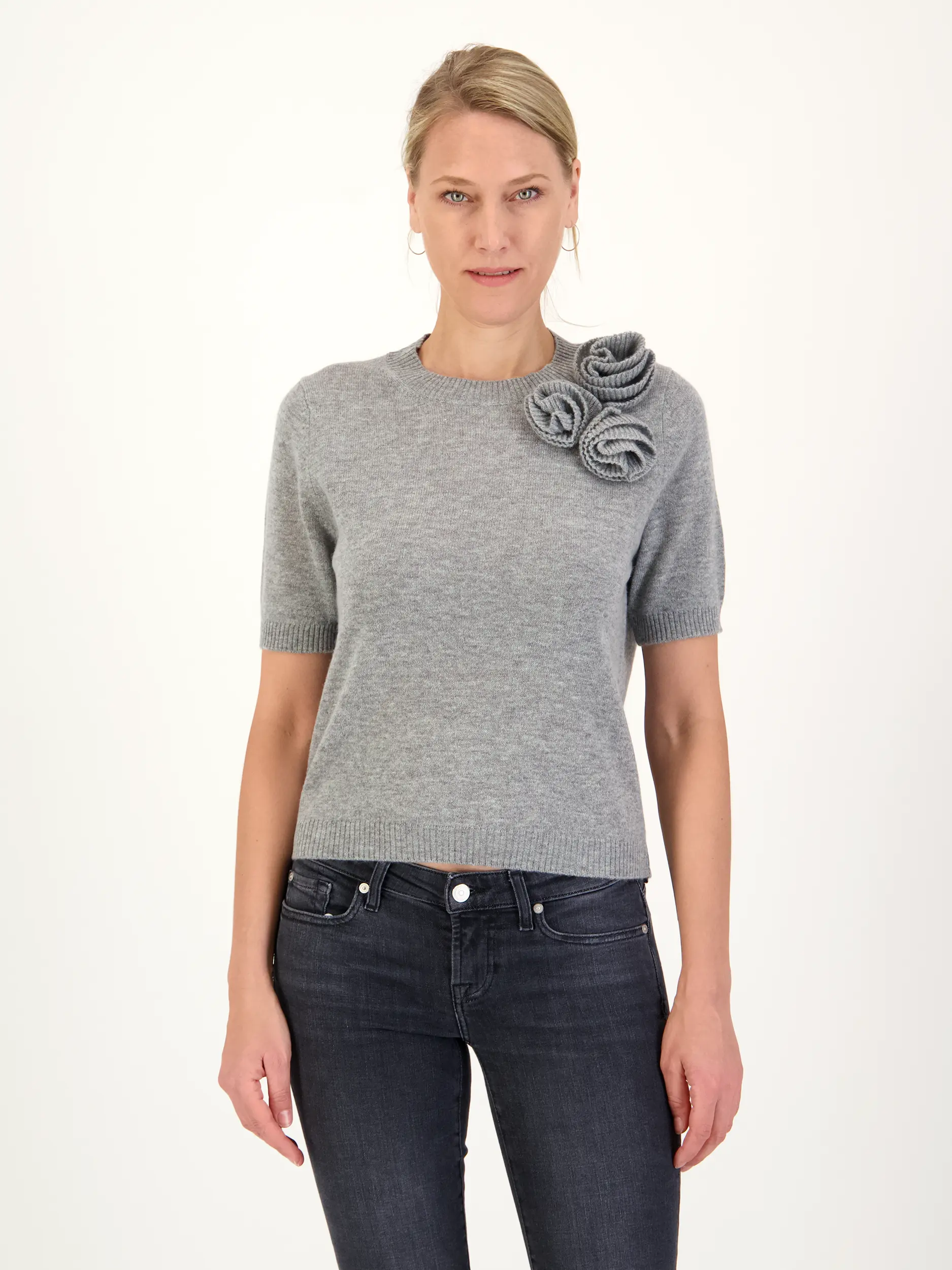 Pullover aus Wolle kurzarm - Artikel Vorderseite getragen von einem Modell - Farbe: Grau