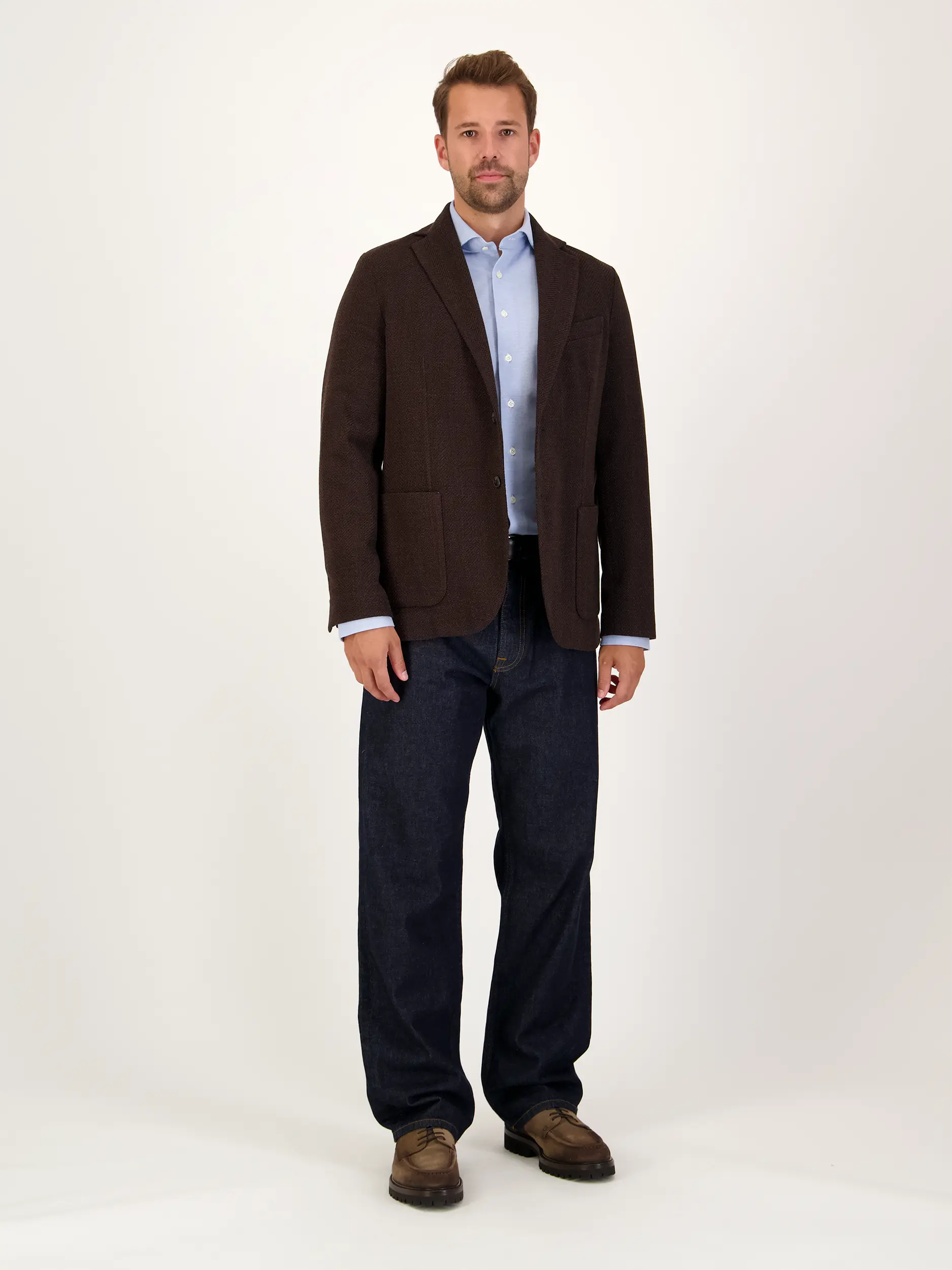 Sakko - Artikel Teil eines Outfits getragen von einem Modell - Farbe: Braun