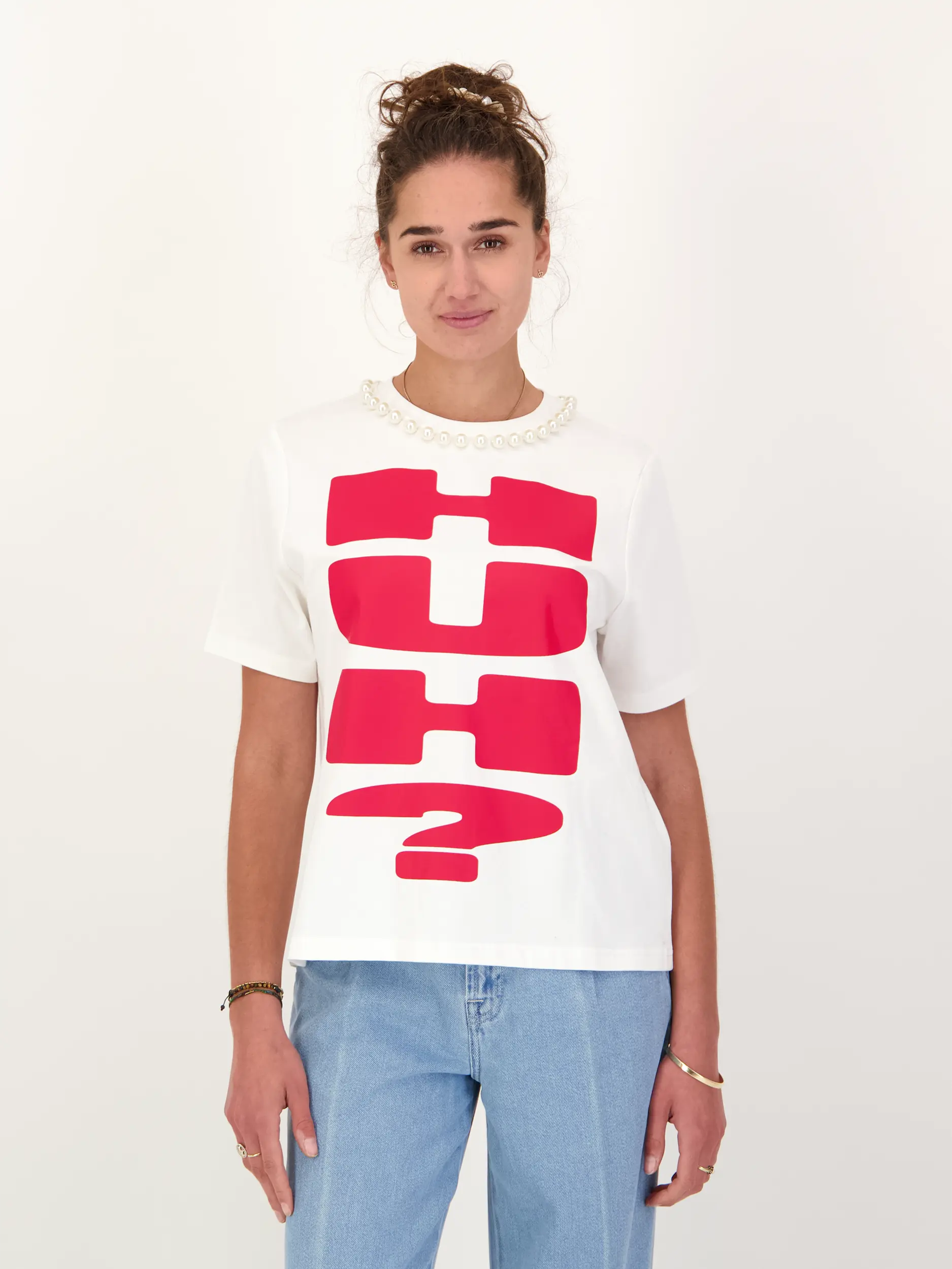 T-Shirt 'isos' mit Print - Artikel Vorderseite getragen von einem Modell - Farbe: Weiß