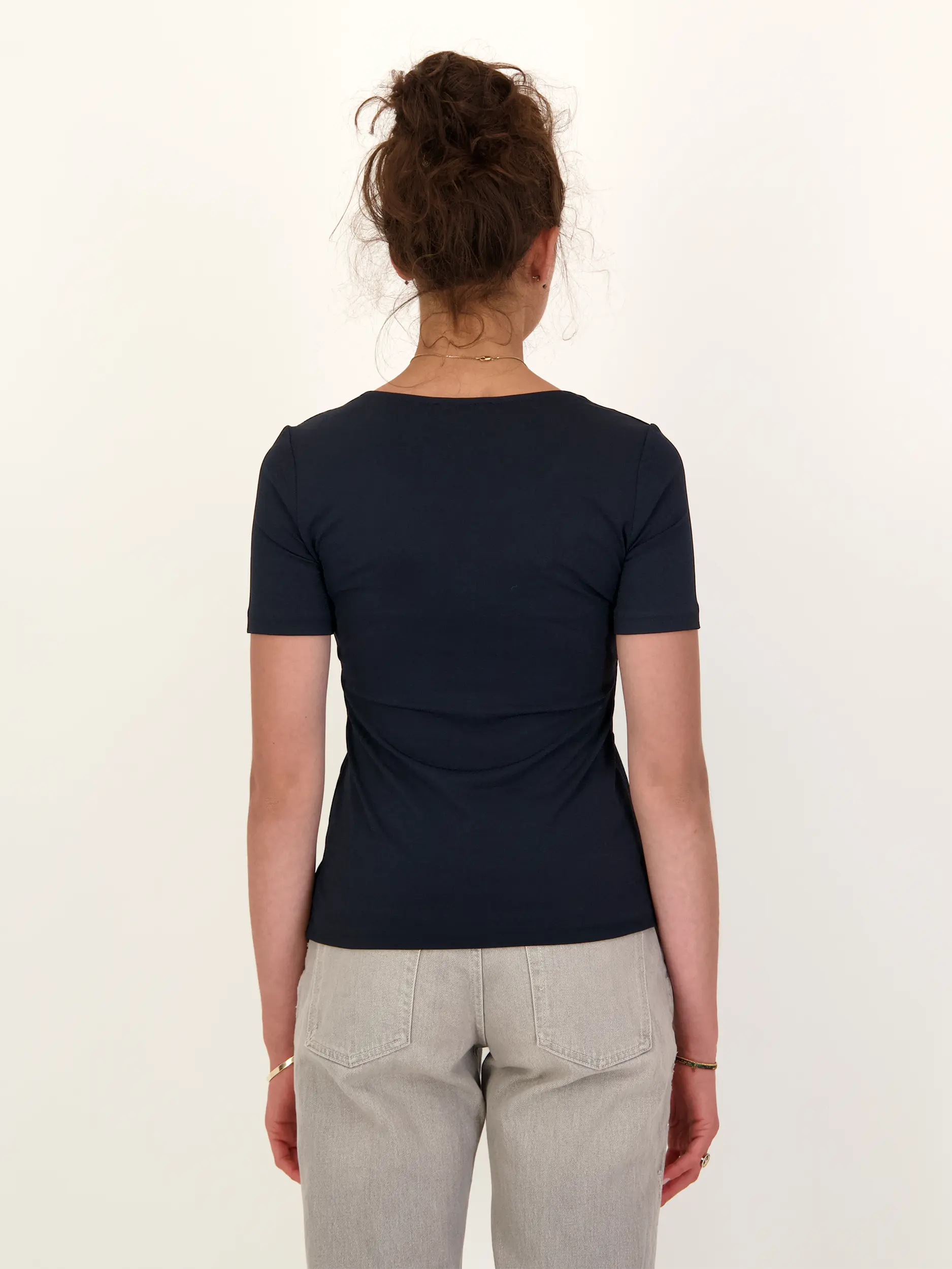 T-Shirt - Artikel Rückseite getragen von einem Modell