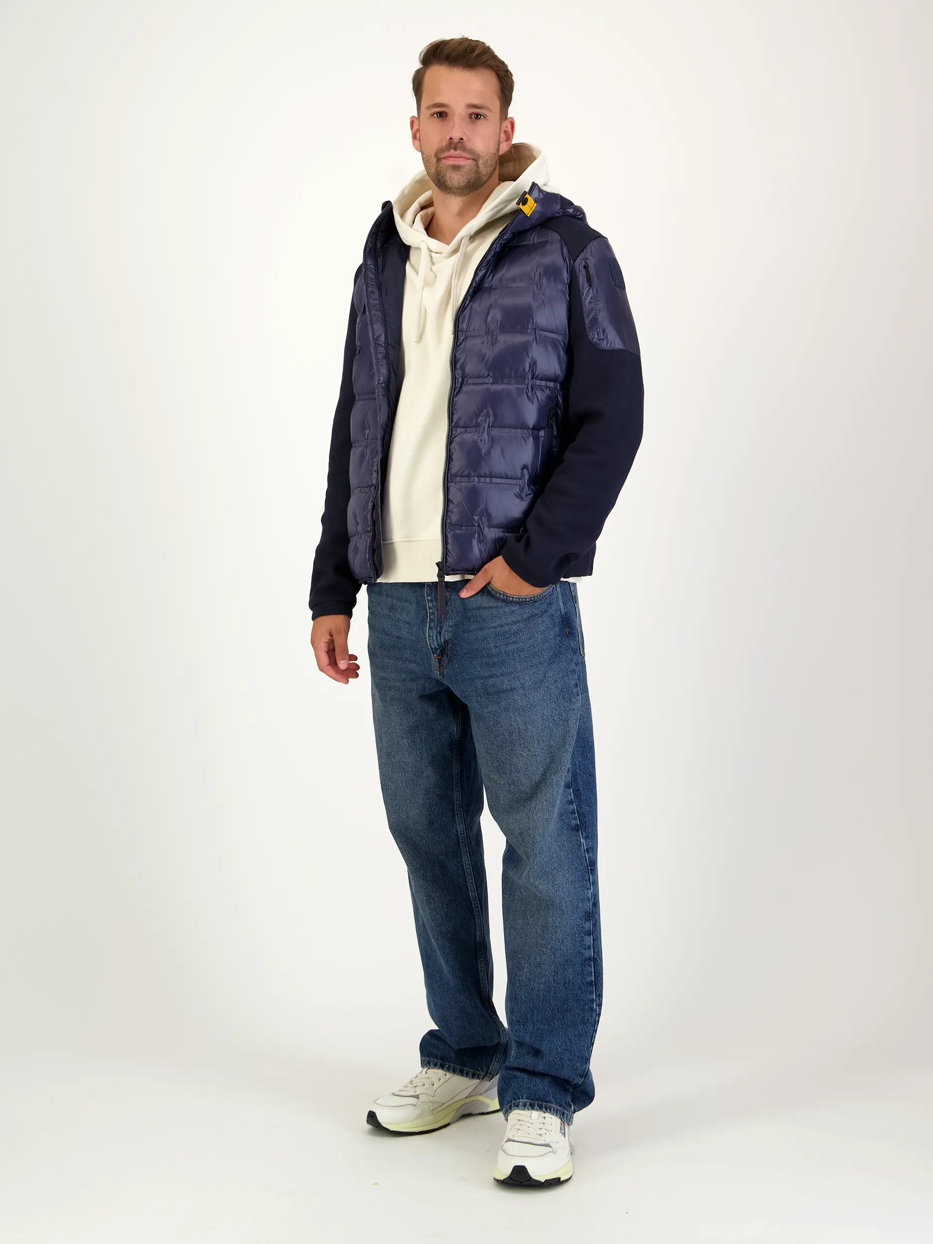 Daunenjacke 'Gyles' - Artikel Teil eines Outfits getragen von einem Modell - Farbe: Blau