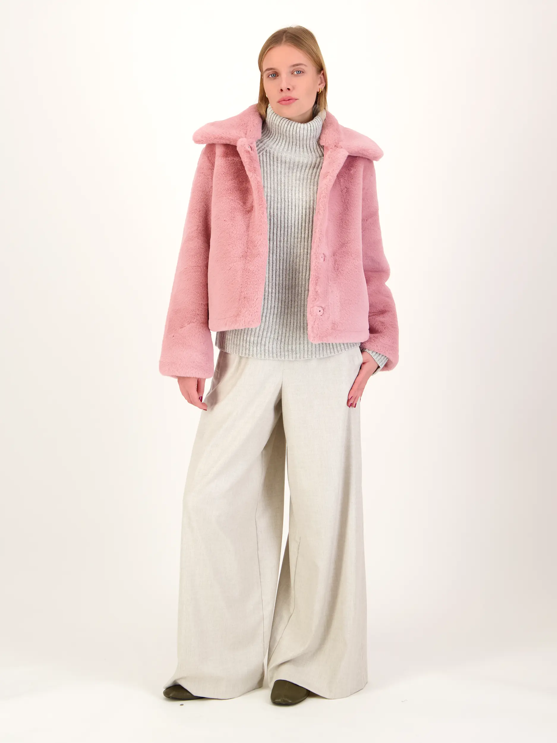 Pullover 'Arwen' - Artikel Teil eines Outfits getragen von einem Modell - Farbe: Grau