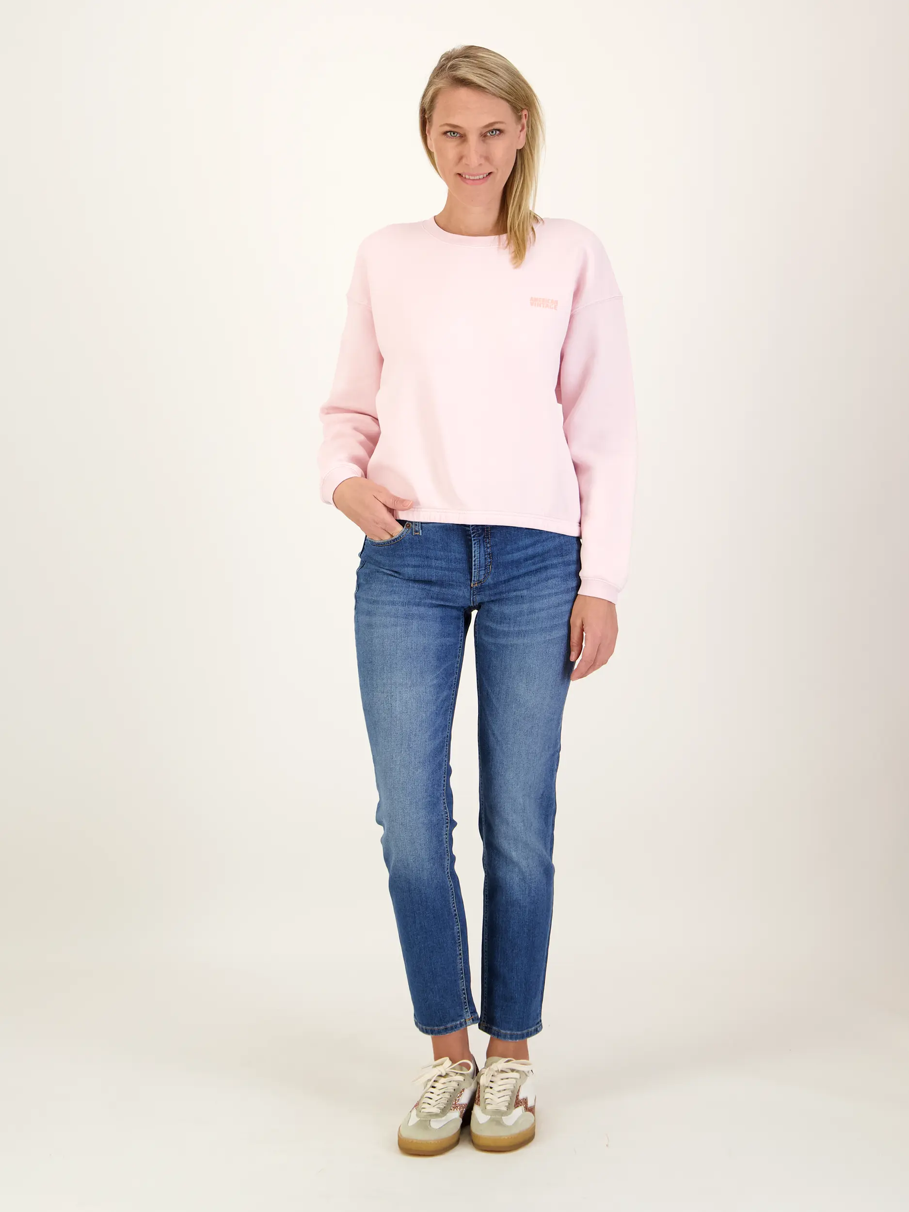 Sweatshirt - Artikel Teil eines Outfits getragen von einem Modell