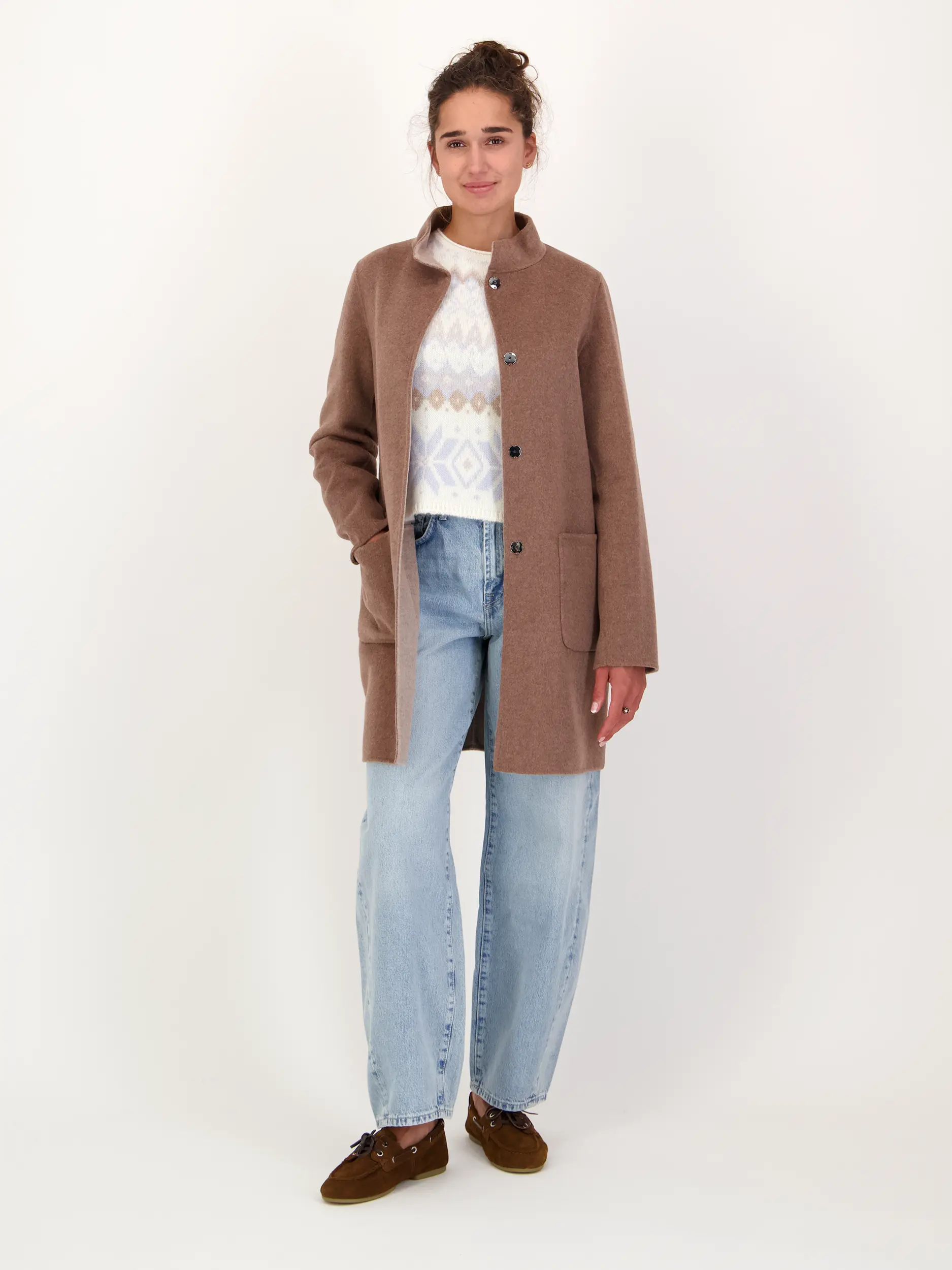 Kurzmantel 'Bella' aus Wolle - Artikel Teil eines Outfits getragen von einem Modell - Farbe: Braun