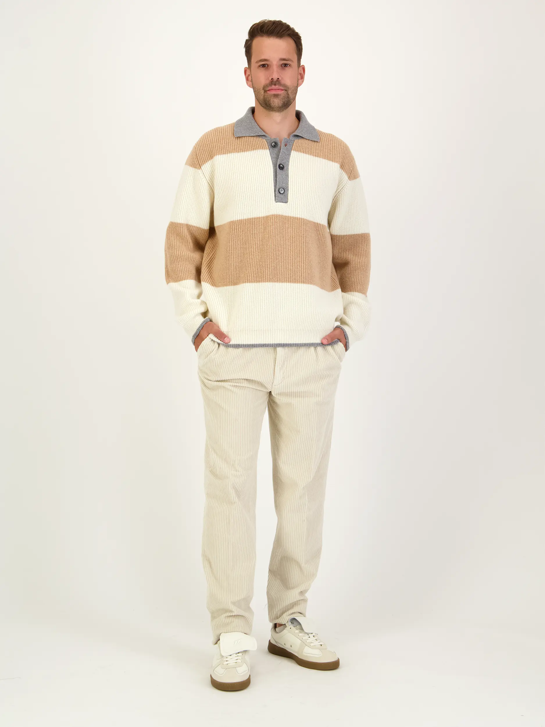 Cordhose 'Silvio' - Artikel Teil eines Outfits getragen von einem Modell - Farbe: Beige