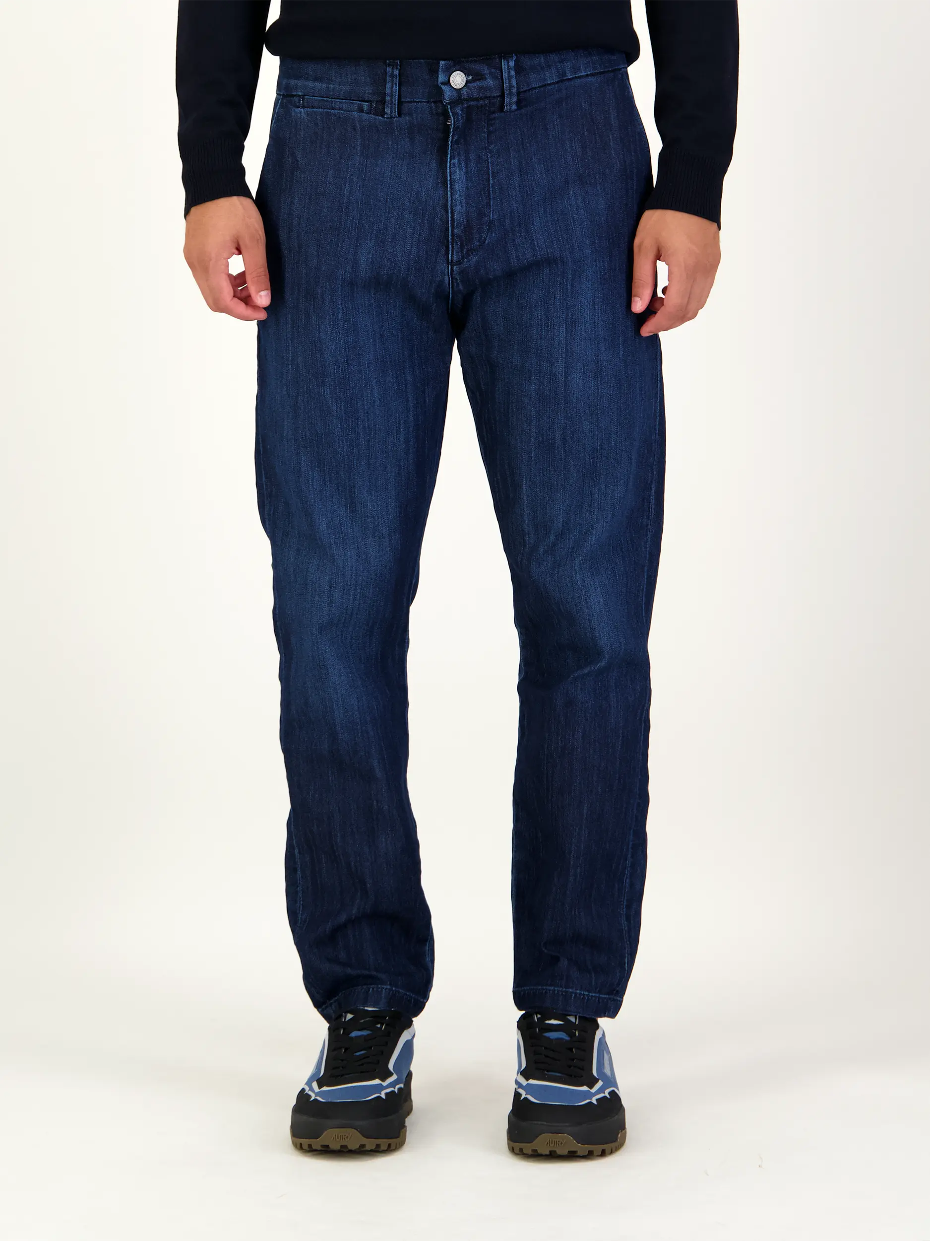 Mid Rise Straight Leg Jeans - Artikel Vorderseite getragen von einem Modell