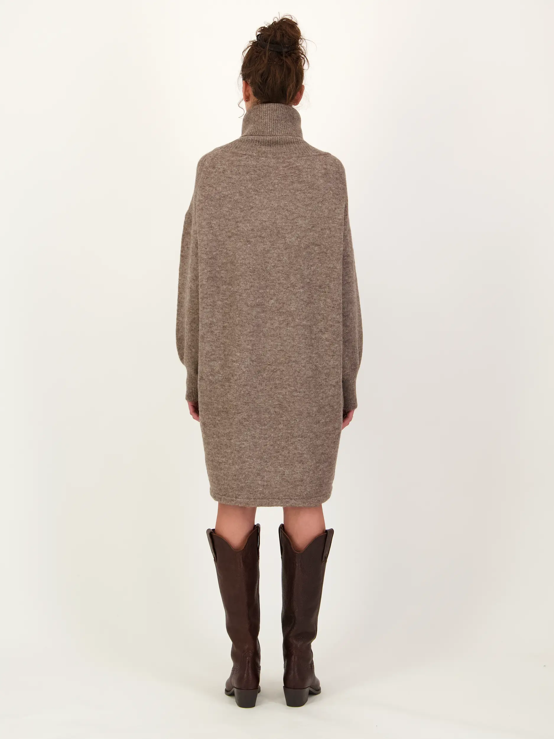 Midi Wollkleid langarm - Artikel Rückseite getragen von einem Modell - Farbe: Braun