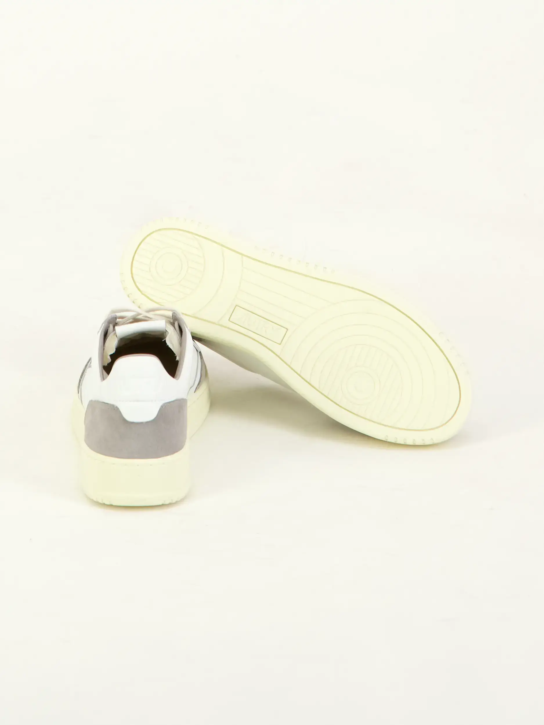 Sneaker 'Medalist' aus Leder - Artikel Rückseite getragen von einem Modell - Farbe: Grau