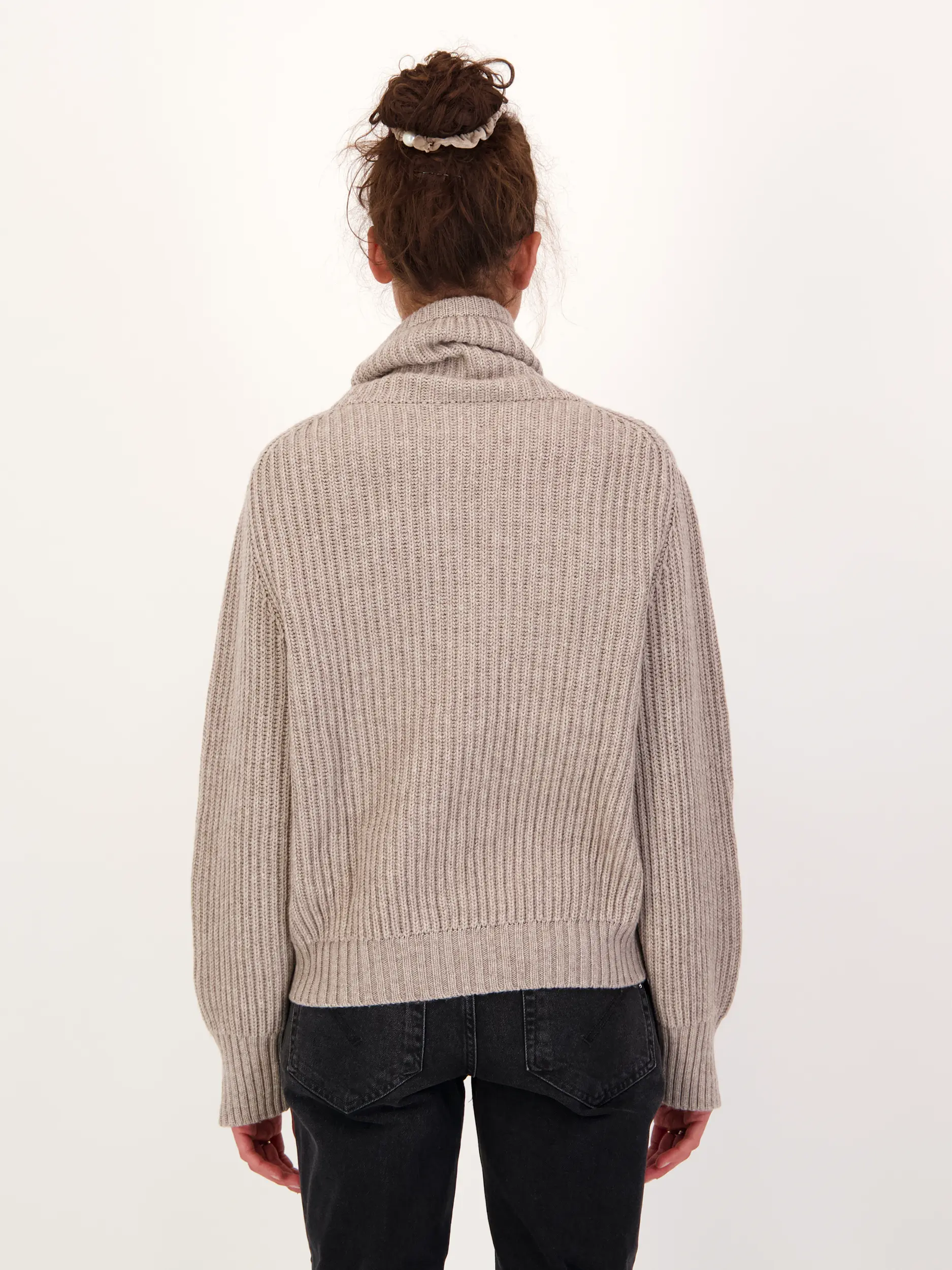 Pullover aus Wolle langarm - Artikel Rückseite getragen von einem Modell - Farbe: Braun