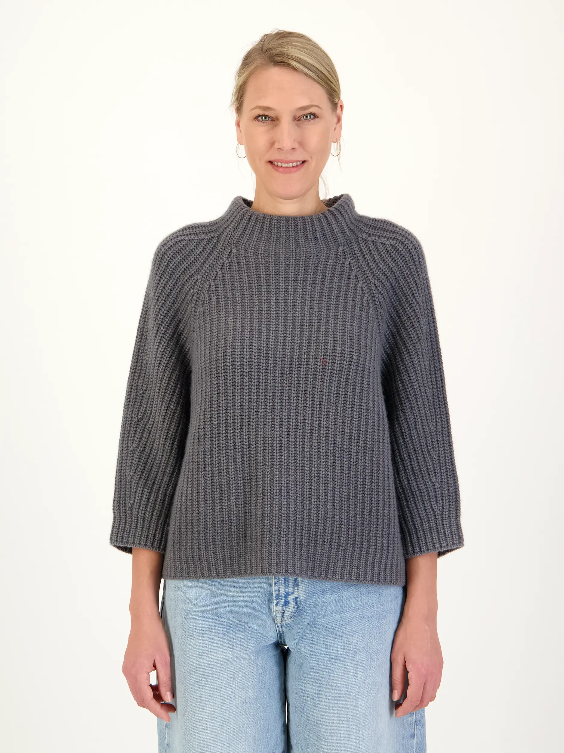 Pullover 'Fallou' aus Kaschmir langarm - Artikel Vorderseite getragen von einem Modell - Farbe: Grau