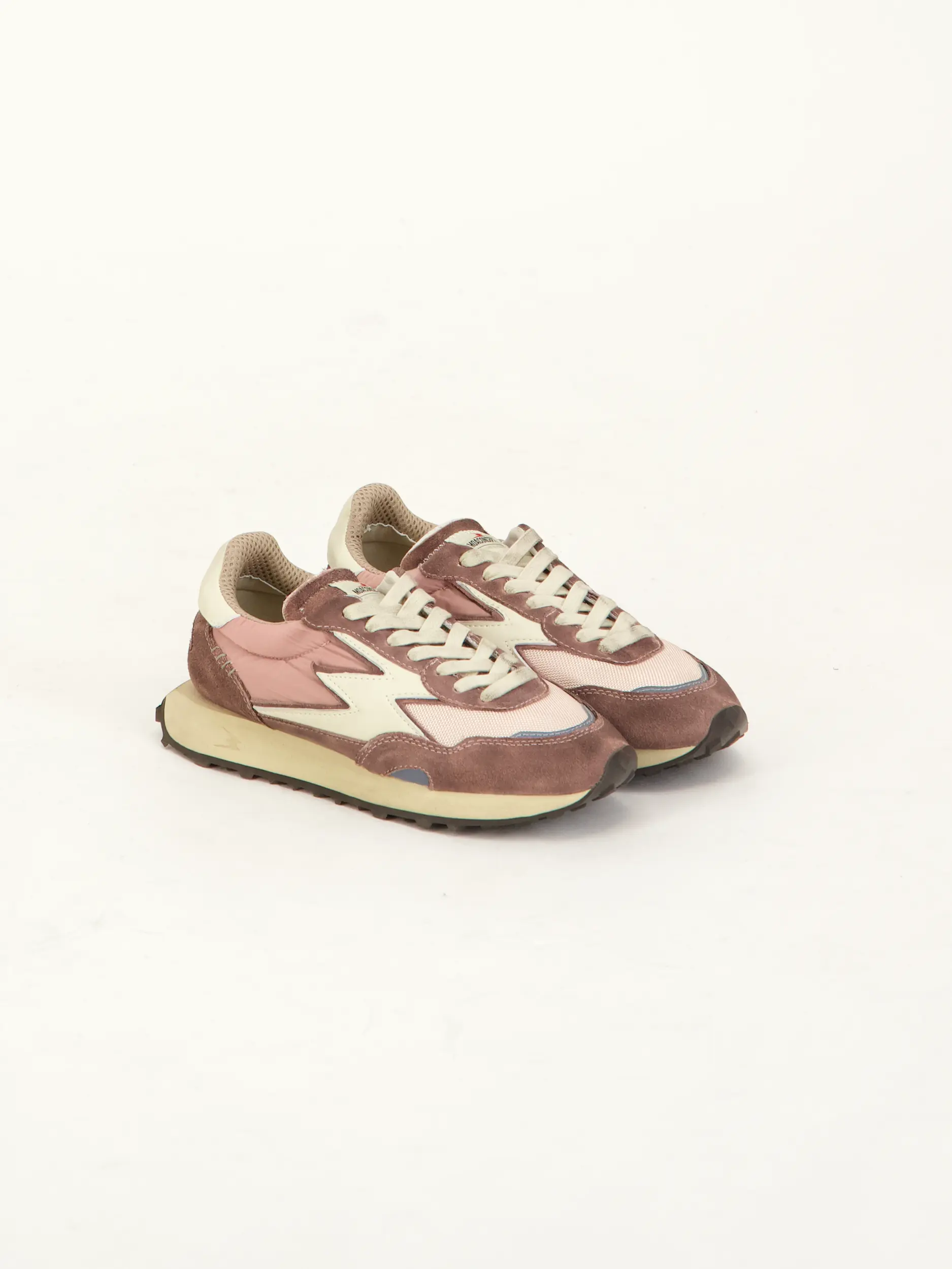 Sneaker 'Hype' - Artikel Teil eines Outfits getragen von einem Modell - Farbe: Rosa&Pink