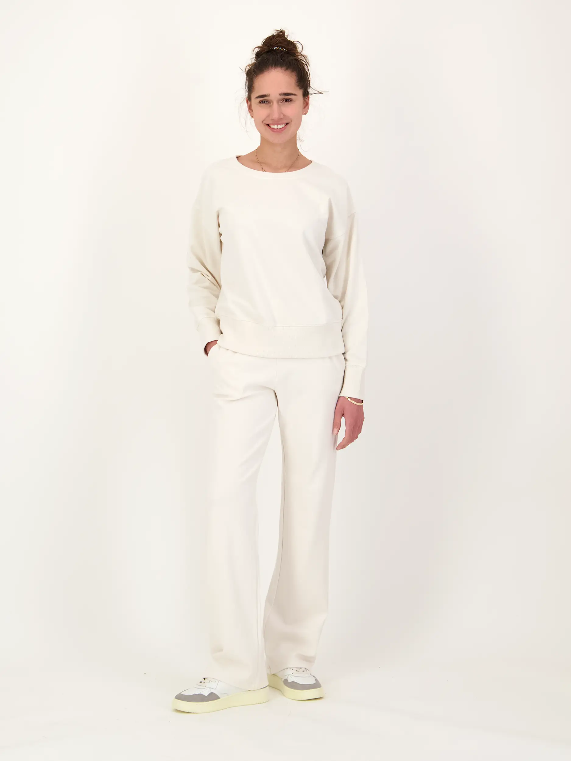 Sweathose 'Elina' - Artikel Teil eines Outfits getragen von einem Modell - Farbe: Creme