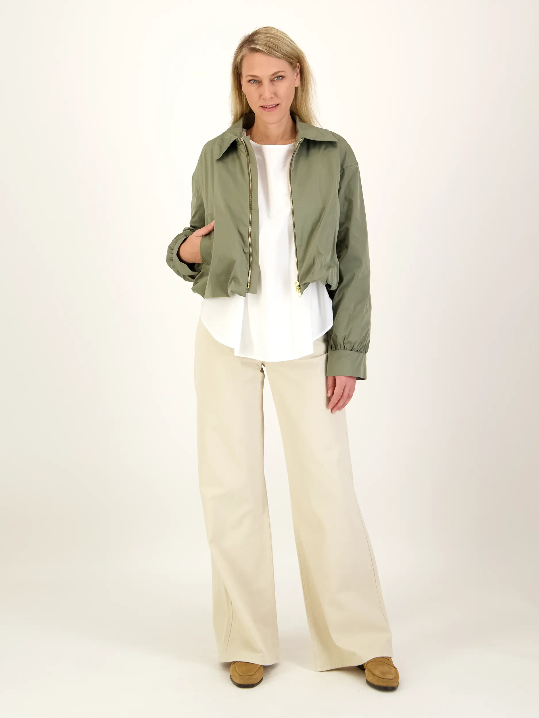 Jacke - Artikel Teil eines Outfits getragen von einem Modell