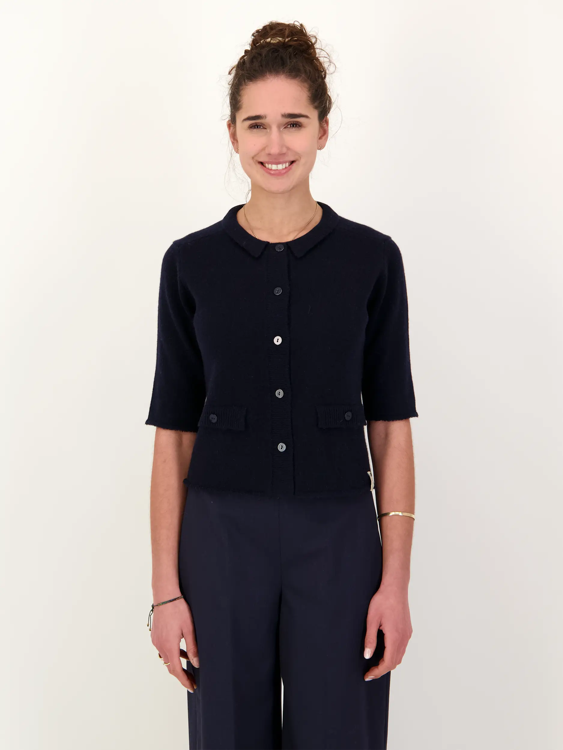 Strickjacke aus Kaschmir Mix - Artikel Vorderseite getragen von einem Modell - Farbe: Blau