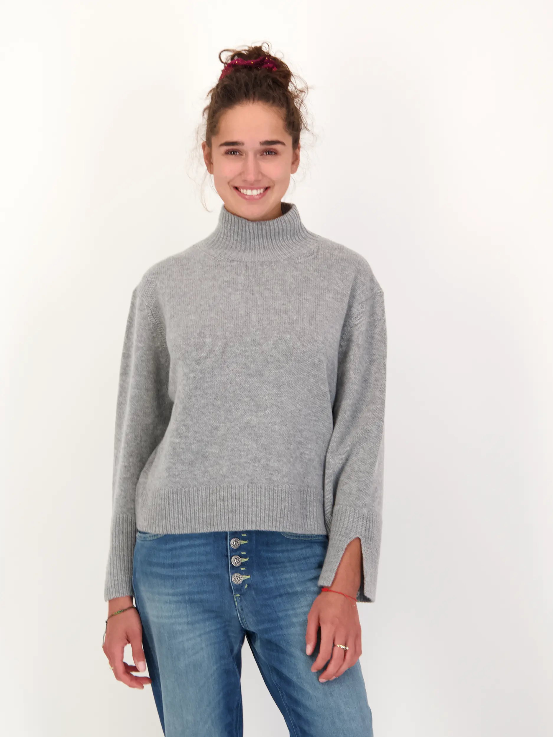 Pullover aus Wolle langarm - Artikel Vorderseite getragen von einem Modell - Farbe: Grau