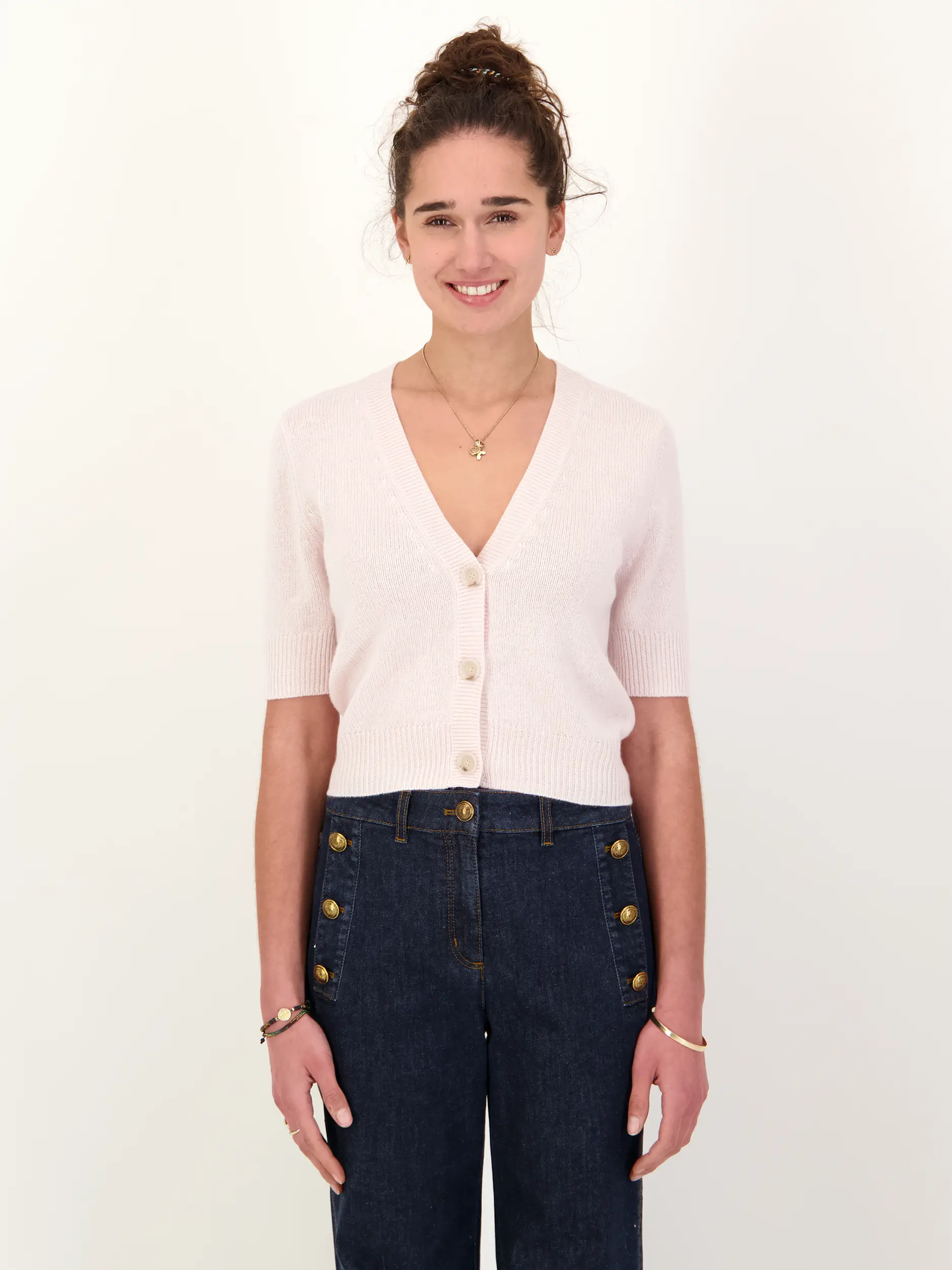 Strickjacke aus Kaschmir kurzarm - Artikel Vorderseite getragen von einem Modell - Farbe: Rosa&Pink