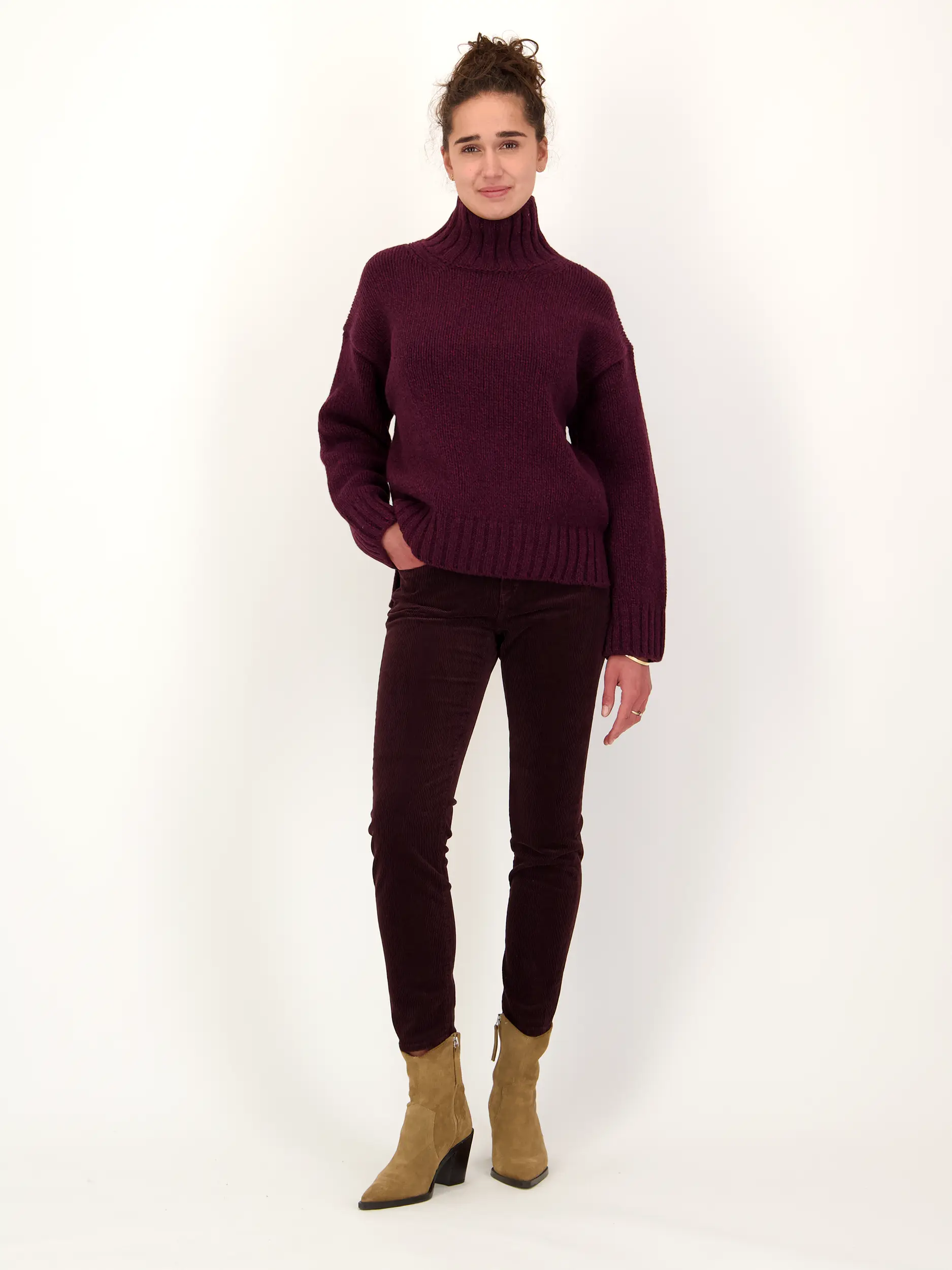 Cordhose 'Baker' - Artikel Teil eines Outfits getragen von einem Modell - Farbe: Rot