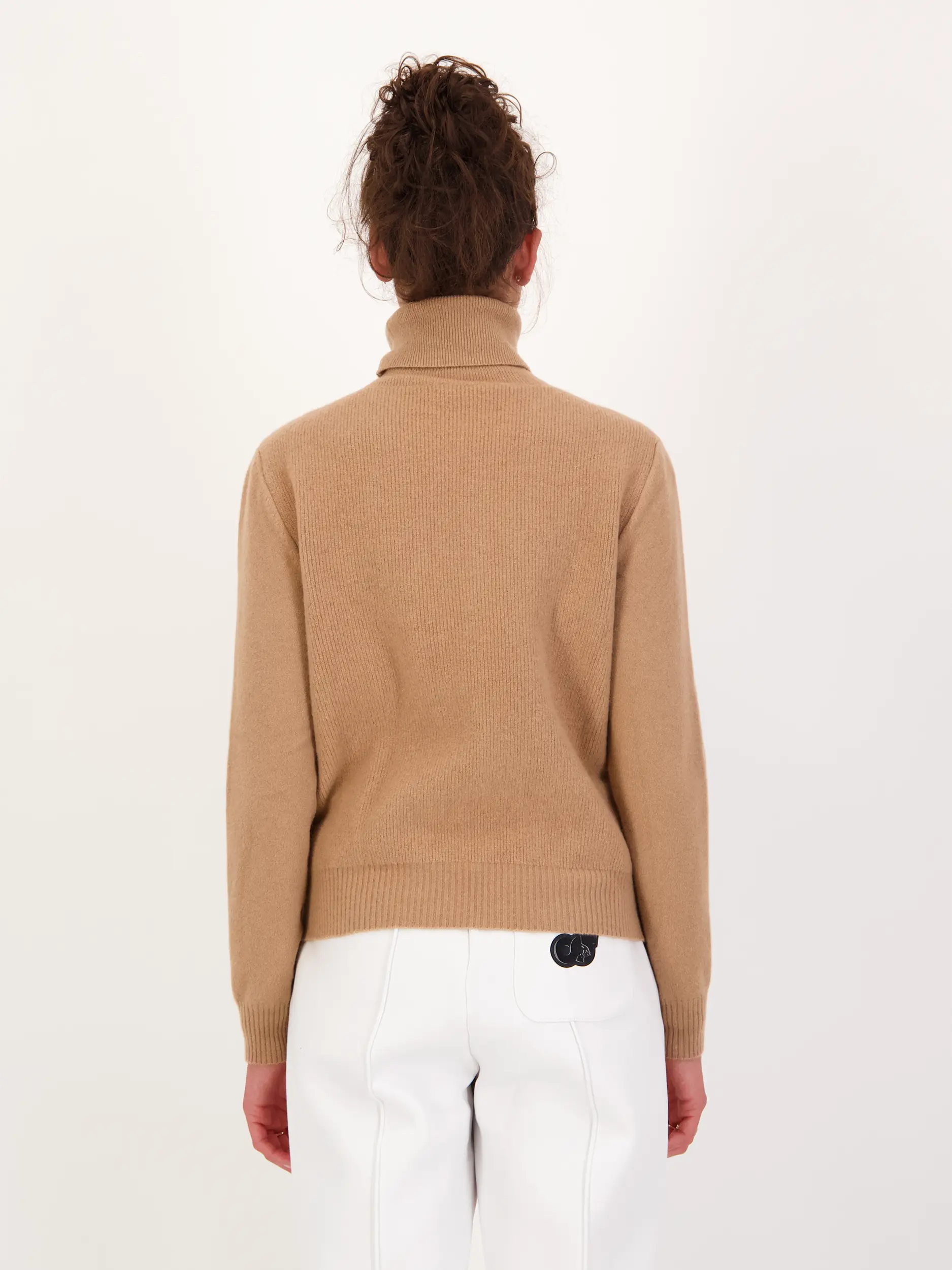 Pullover 'Famma'  - Artikel Rückseite getragen von einem Modell - Farbe: Braun