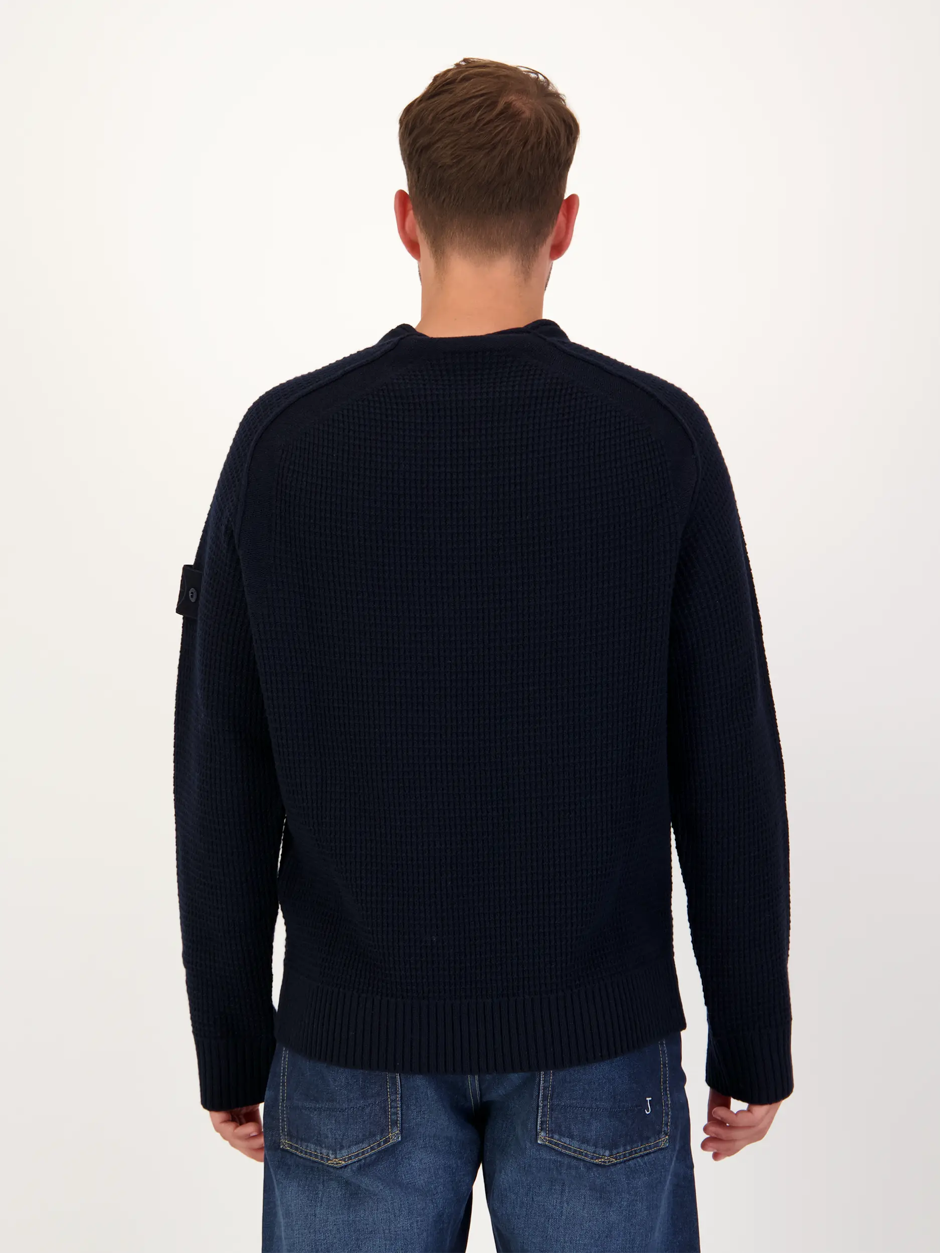 Ghost Piece Pullover aus Schurwolle langarm - Artikel Rückseite getragen von einem Modell - Farbe: Blau