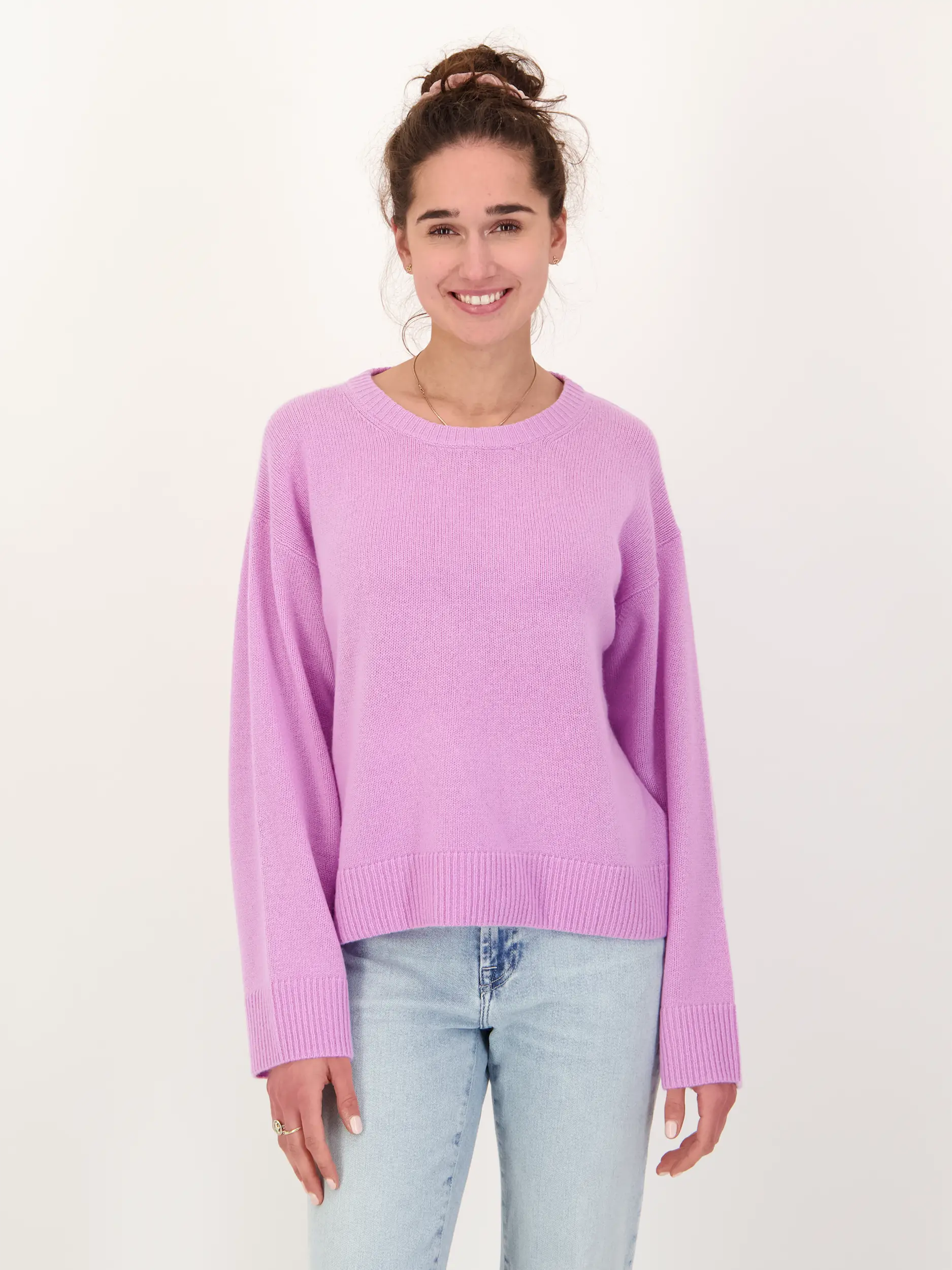 Pullover aus Kaschmir langarm - Artikel Vorderseite getragen von einem Modell - Farbe: Violett