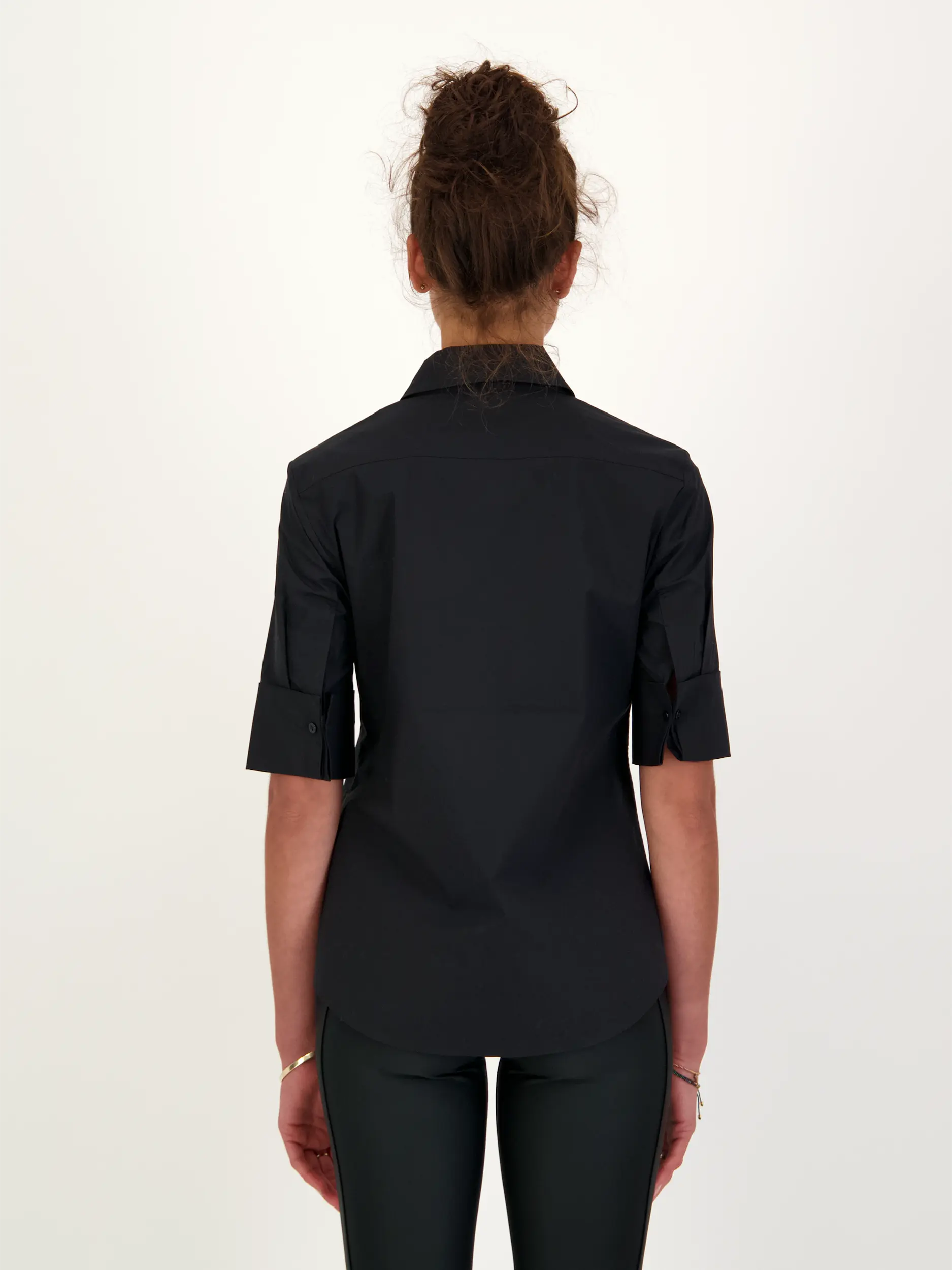 Baumwollbluse 'Poplin Power' kurzarm - Artikel Rückseite getragen von einem Modell - Farbe: Schwarz
