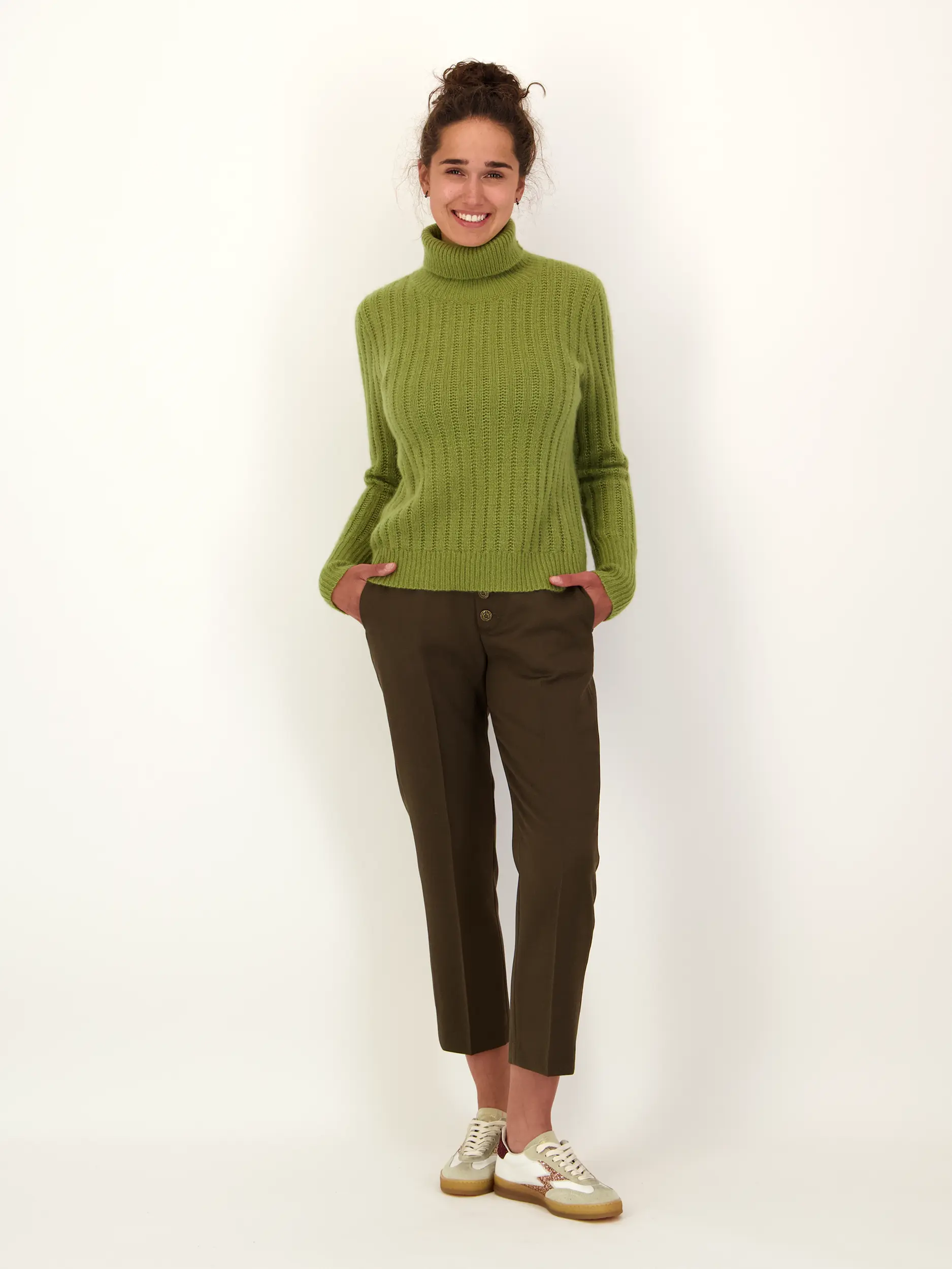 Rollkragenpullover aus Kaschmir-Mix - Artikel Teil eines Outfits getragen von einem Modell